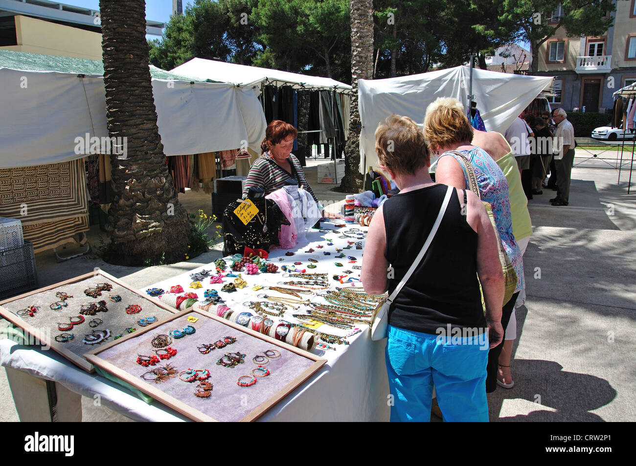 Schmuck-Stall in der Open-Air-Markt am Samstag Handwerk, Plaza Explanada, Mahon, Menorca, Balearen, Spanien Stockfoto