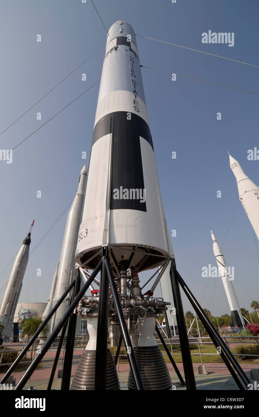 Kennedy Space Center Visitor Complex auf Merritt Island Florida Darstellung von Raketen und Motoren im Rocket Garden. Stockfoto