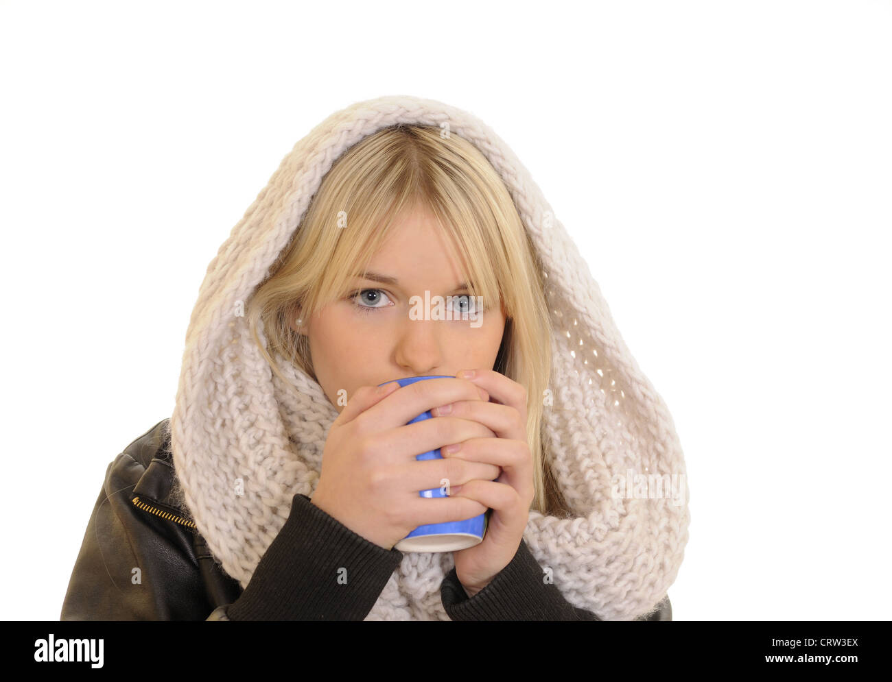 junge Frau trinkt Einfrieren Stockfoto