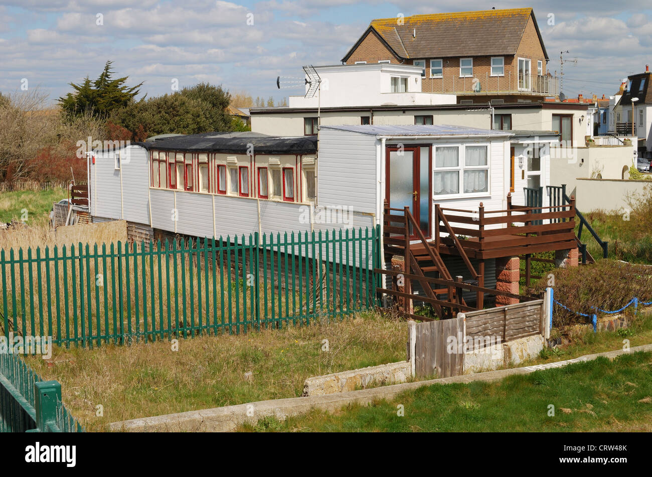 Alten Eisenbahnwaggons in Häuser am Strand in Bognor Regis gemacht. West Sussex. England. Stockfoto