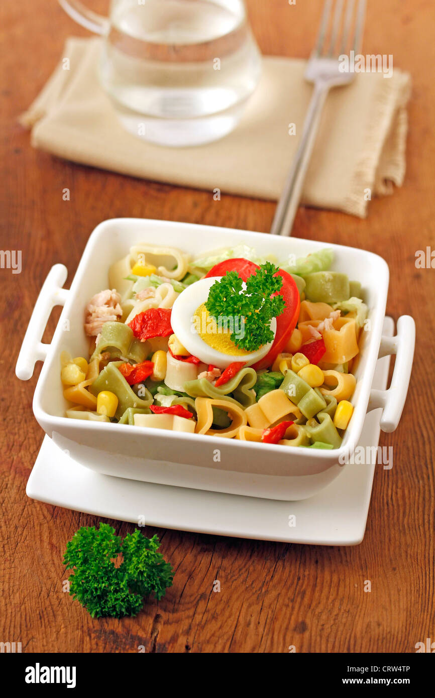 Herzförmige Nudeln im Salat. Rezept erhältlich Stockfoto