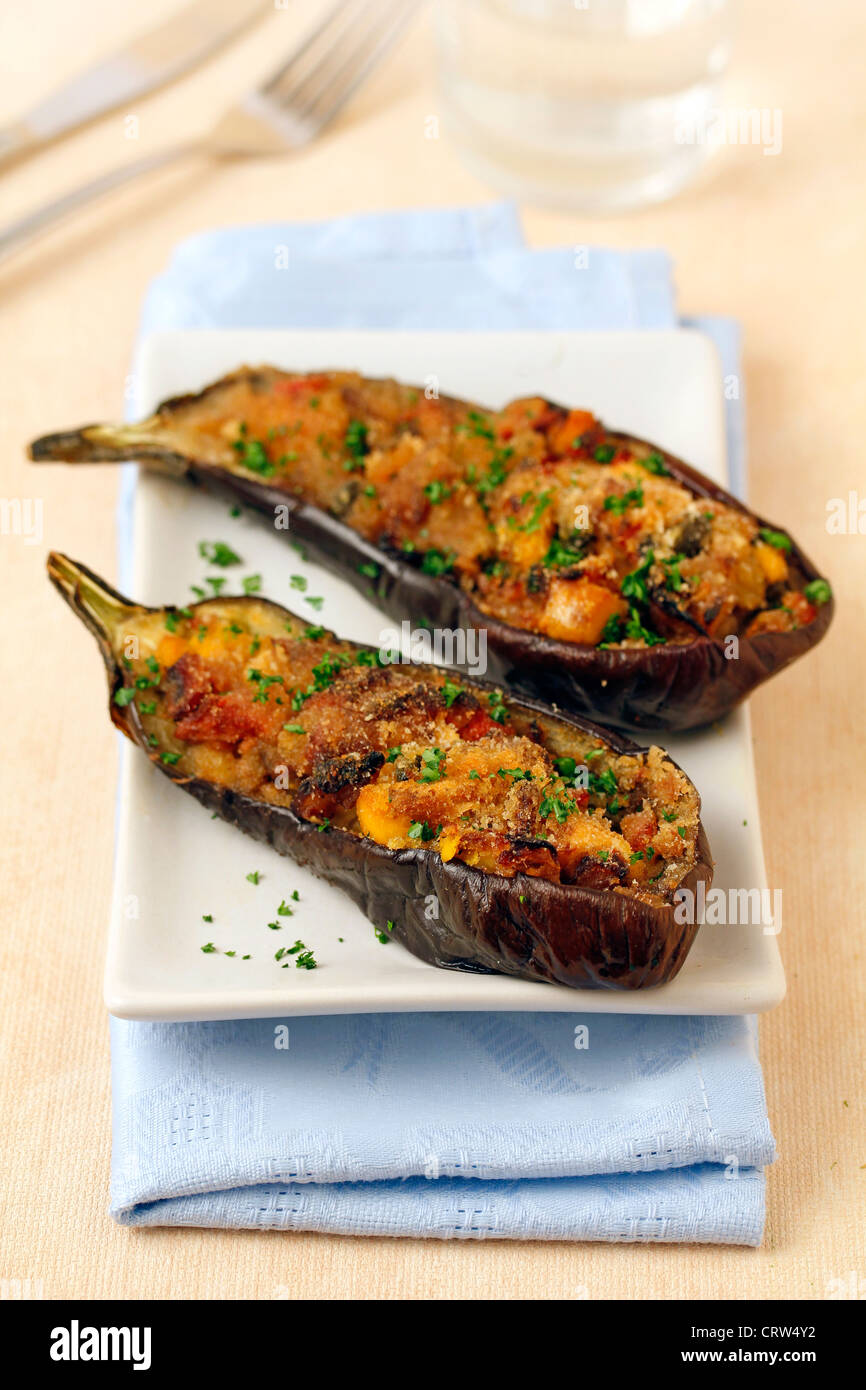 Gefüllte Auberginen mit Thunfisch. Rezept erhältlich Stockfoto