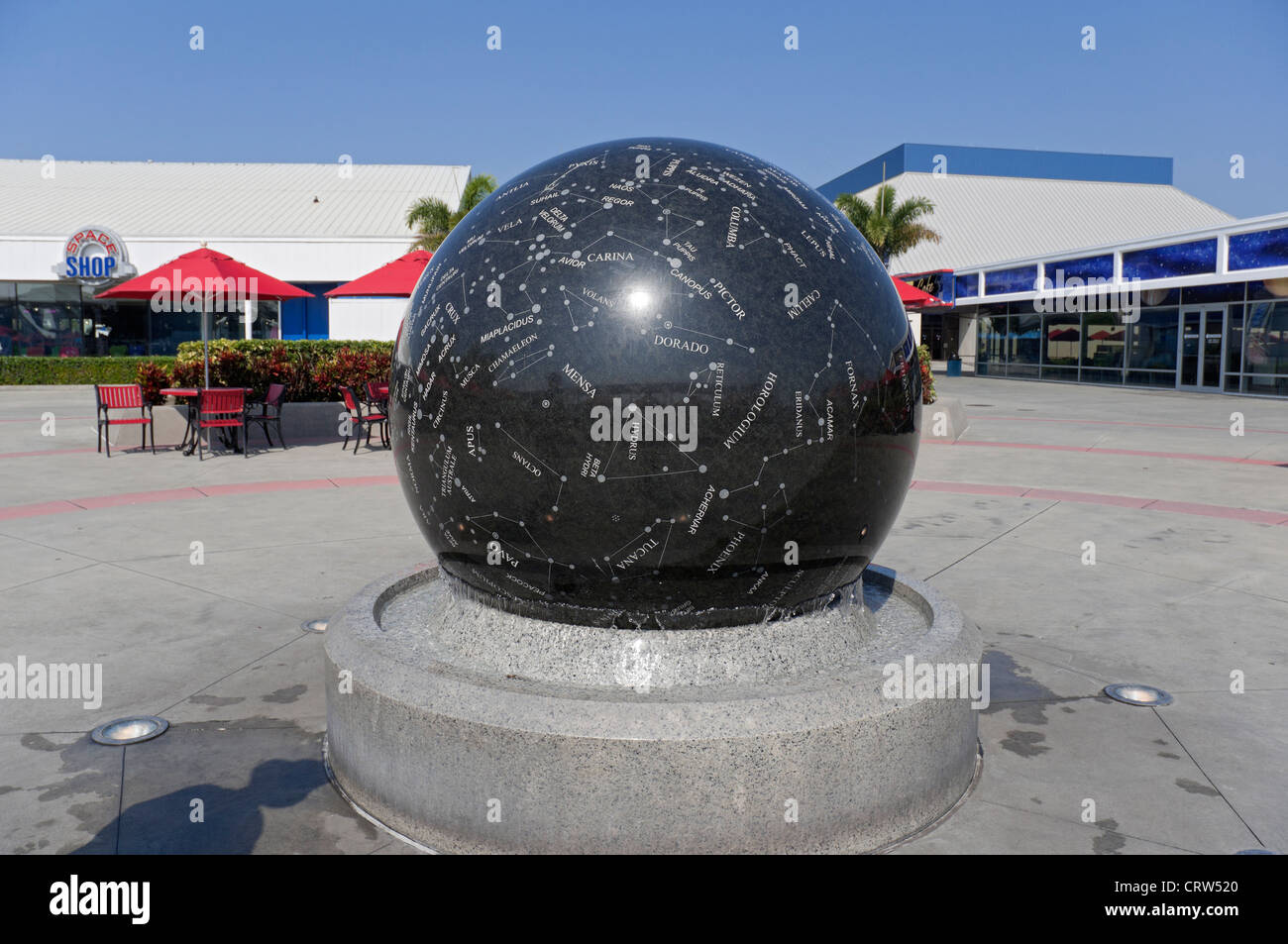 Kennedy Space Center Visitor Complex auf Merritt Island Florida 9 Tonnen Granit Konstellation Kugel. Stockfoto