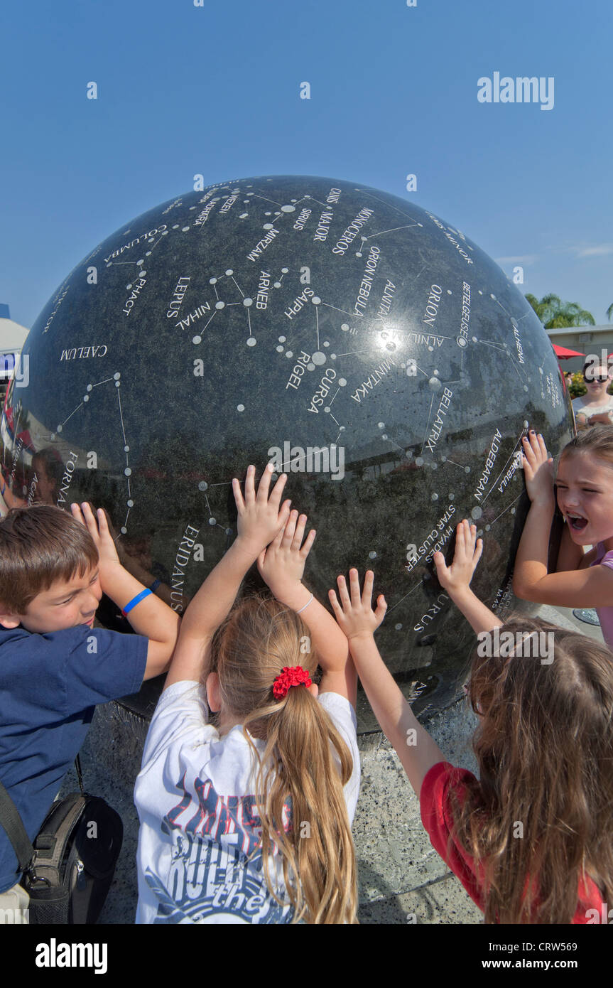 Kennedy Space Center Visitor Complex auf Merritt Island Florida Schulkinder wiederum 9 Tonnen Granit Konstellation Sphäre. Stockfoto