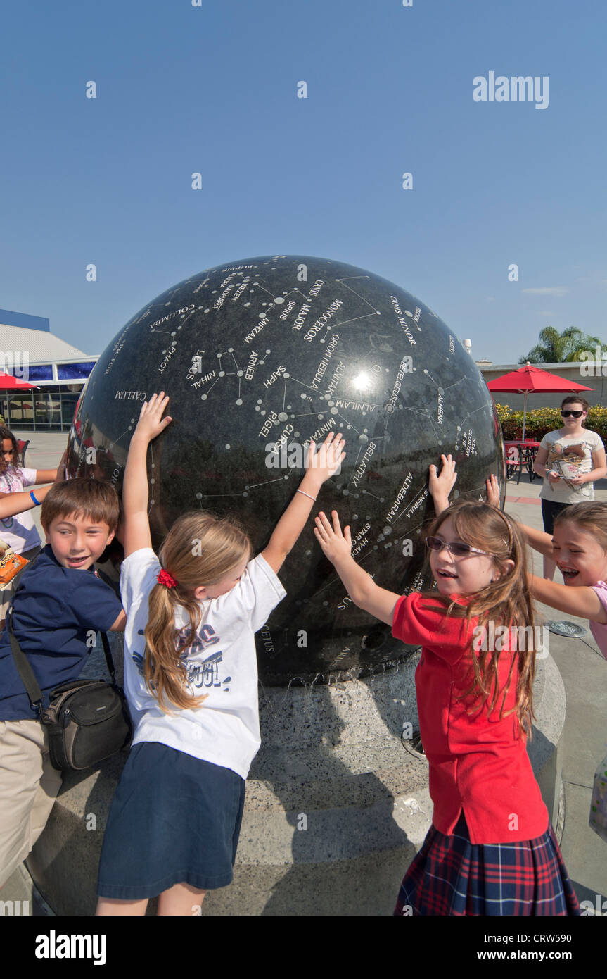 Kennedy Space Center Visitor Complex auf Merritt Island Florida Schulkinder wiederum 9 Tonnen Granit Konstellation Sphäre. Stockfoto