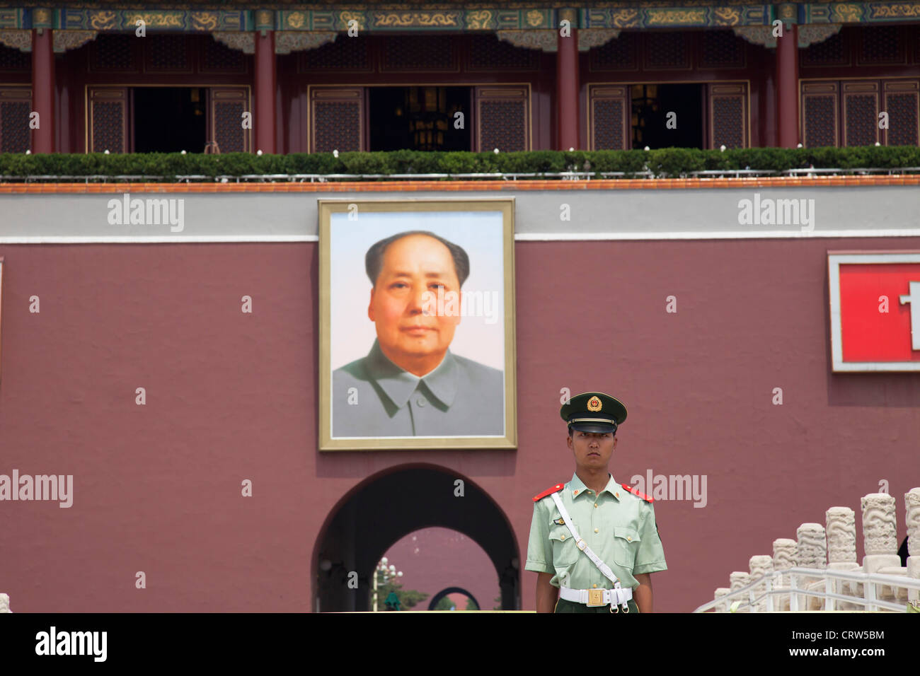 Sicherheit unter dem Porträt des Vorsitzenden Mao Zedong auf dem Tiananmen Platz, Beijing. Stockfoto