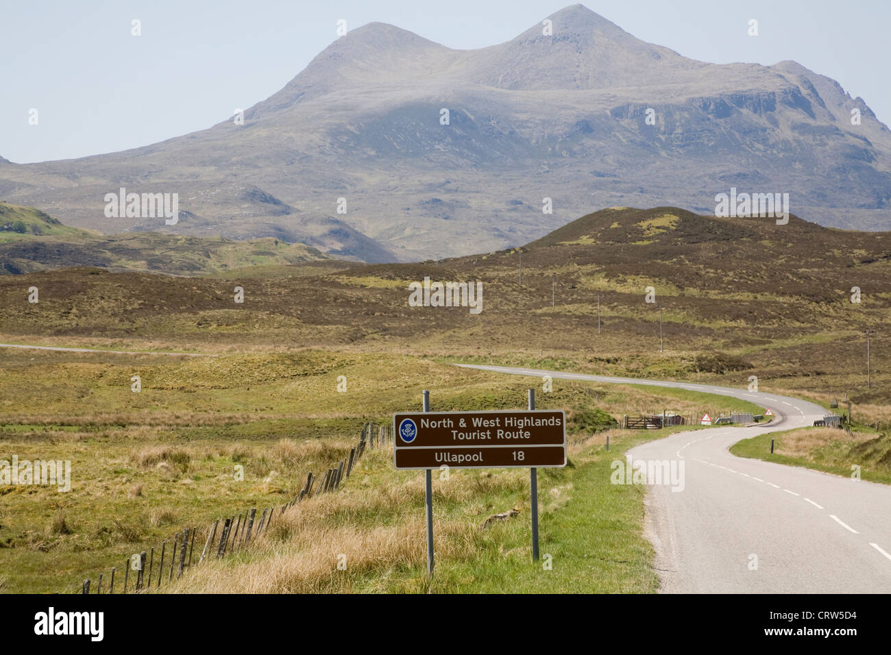 Sutherland Schottland Mai menschenleeren Norden und Westen Hochland touristische Route schlängelt sich durch eine bergige Tal atemberaubenden Schottischen Highlands anzeigen Stockfoto