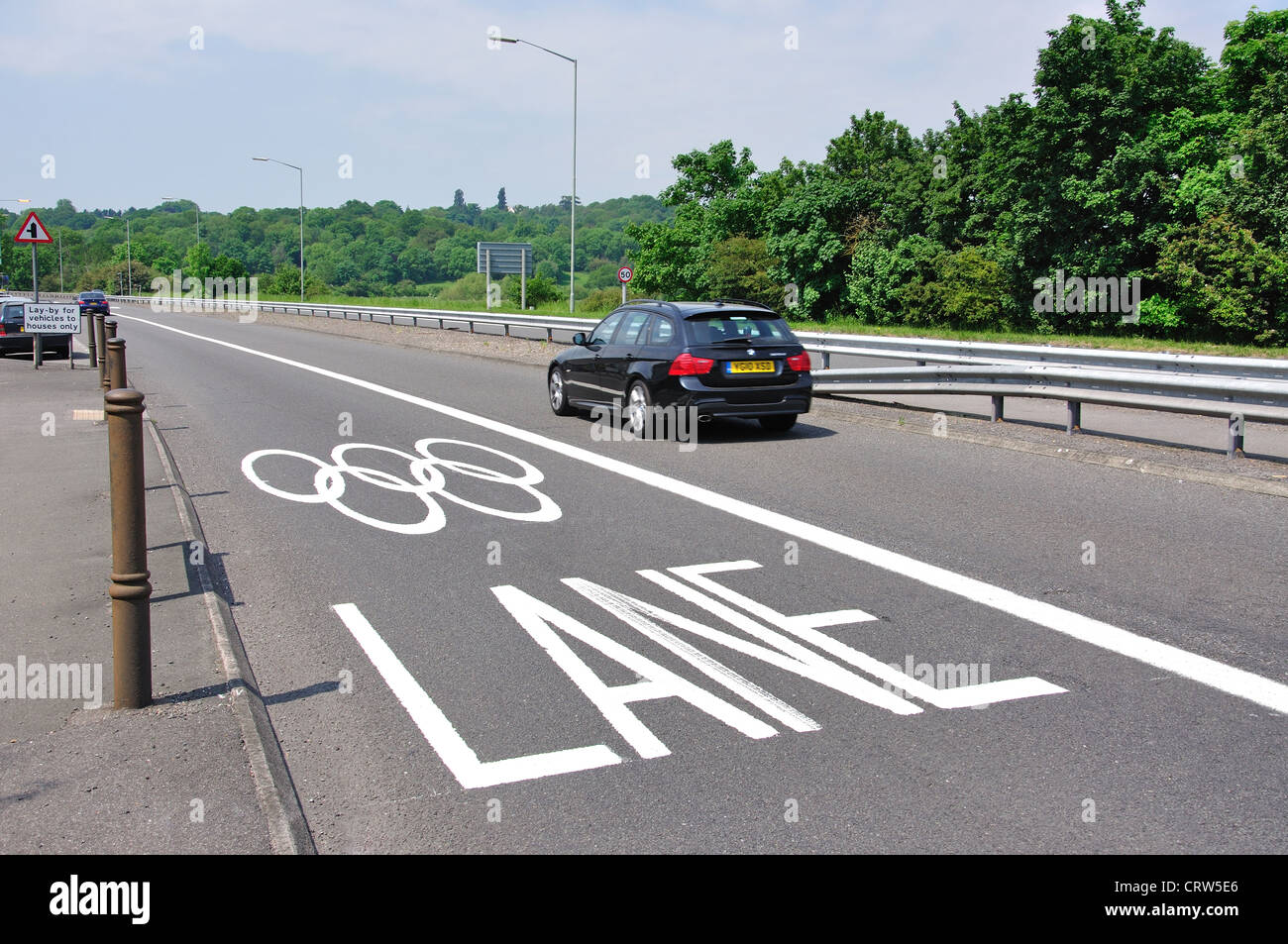 Olympische Fahrspuren auf A30 Schnellstraße, Runnymede, Surrey, England, Vereinigtes Königreich Stockfoto