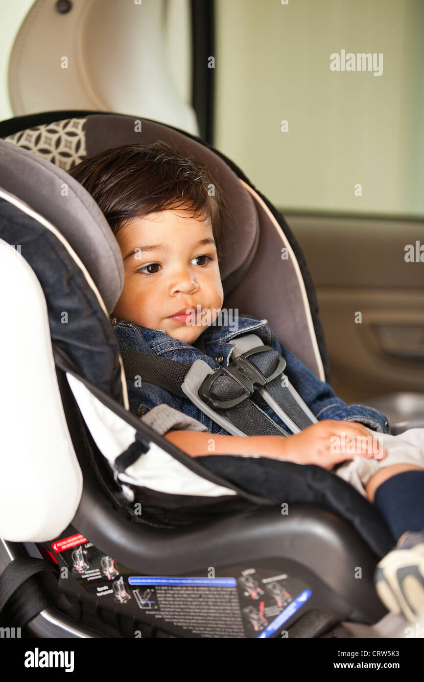 Junge im Autositz Stockfoto