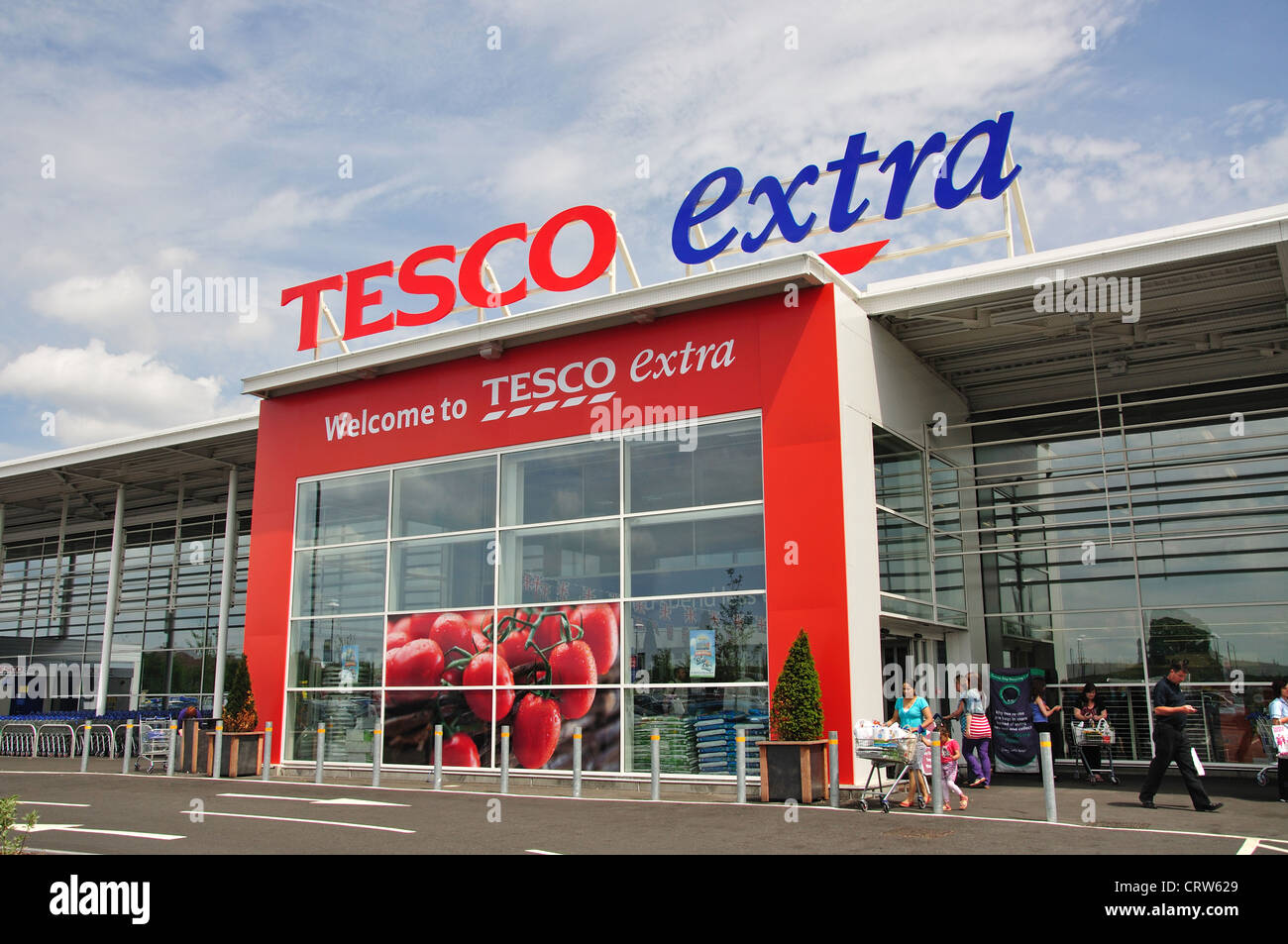 Eingang zum Tesco Extra Supermarkt, Ashford, Surrey, England, Vereinigtes Königreich Stockfoto