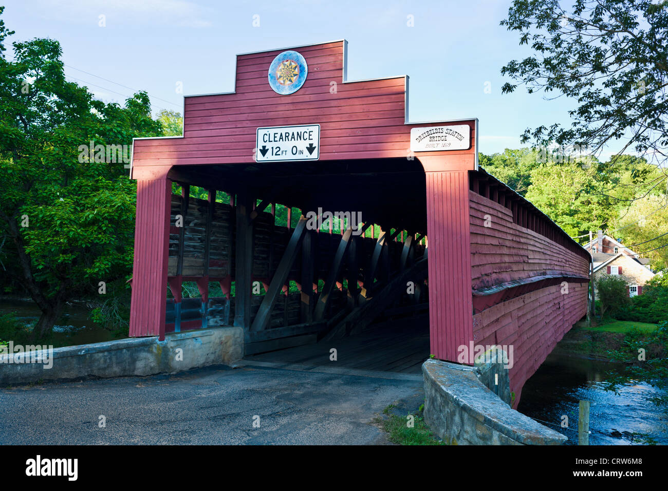 Dreibelbus Station überdachte Brücke mit Hex-Zeichen, Berks County, Pennsylvania Stockfoto