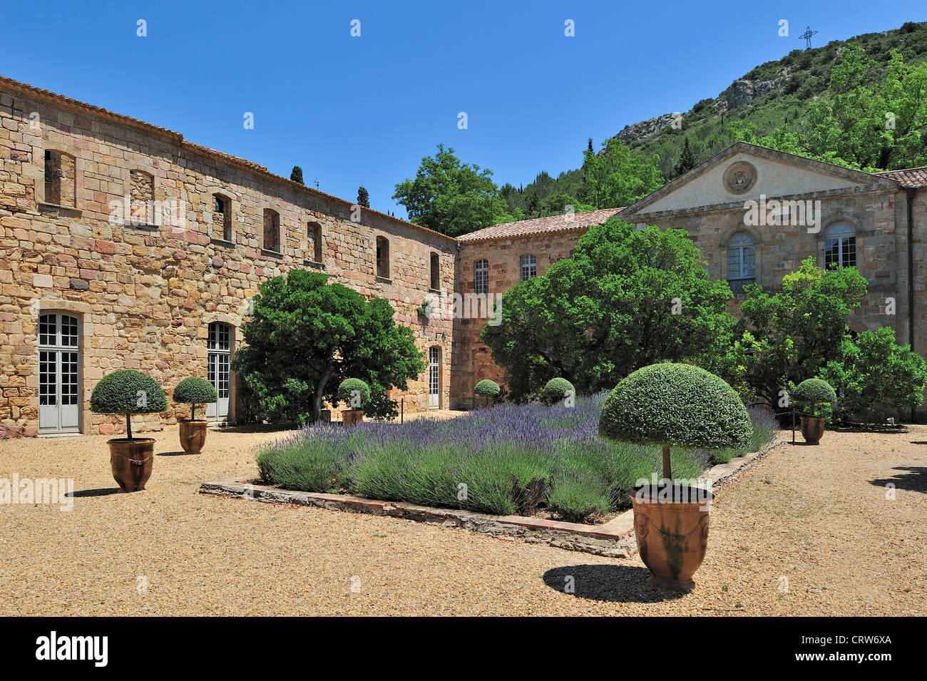Innenhof der Abtei Abbaye Sainte-Marie de Fontfroide, Zisterzienserkloster im Languedoc, Pyrenäen, Frankreich Stockfoto