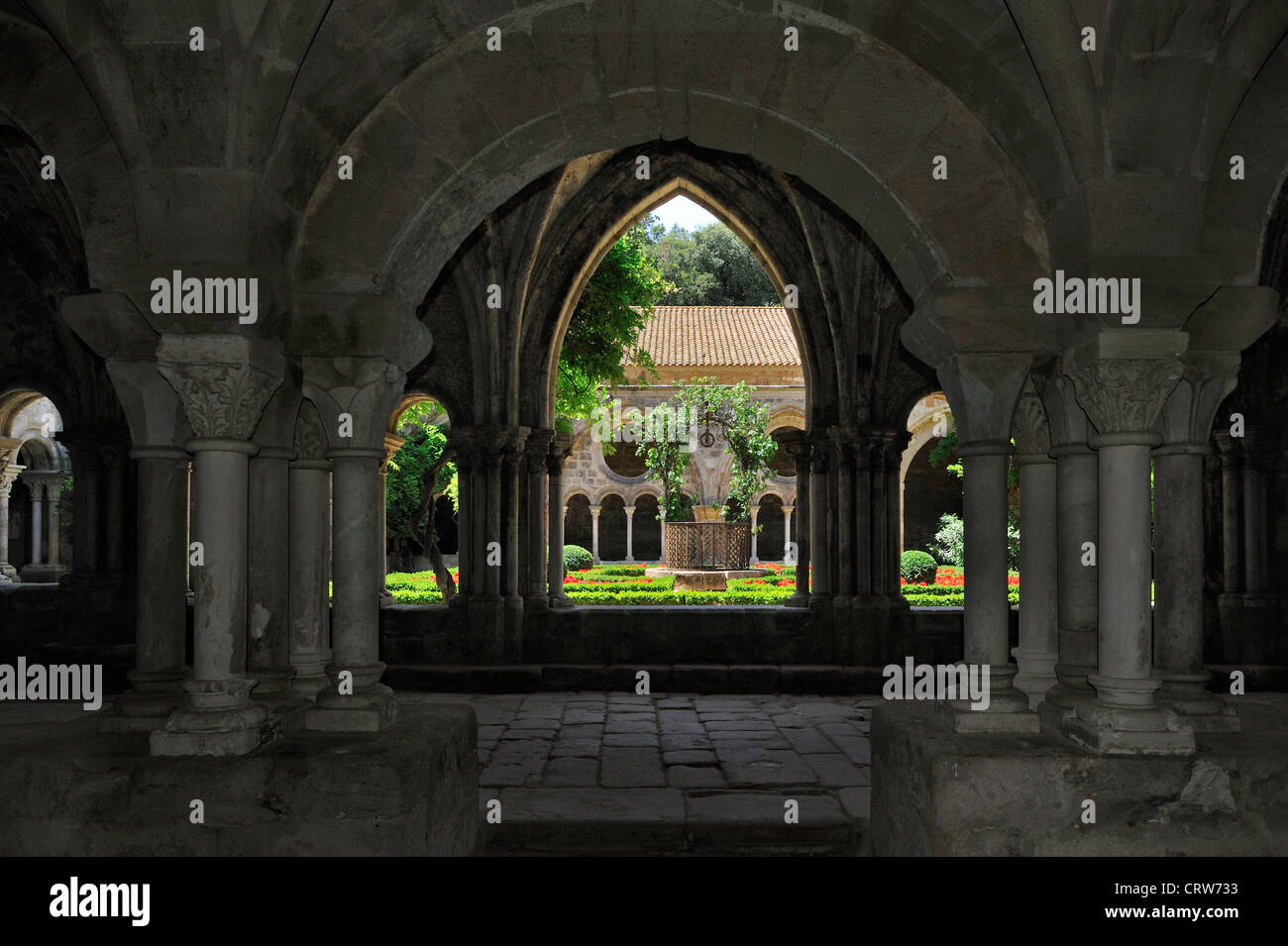 Kreuzgang und Kapitelsaal in der Abtei Abbaye Sainte-Marie de Fontfroide Zisterzienser Kloster, Languedoc, Pyrenäen, Frankreich Stockfoto