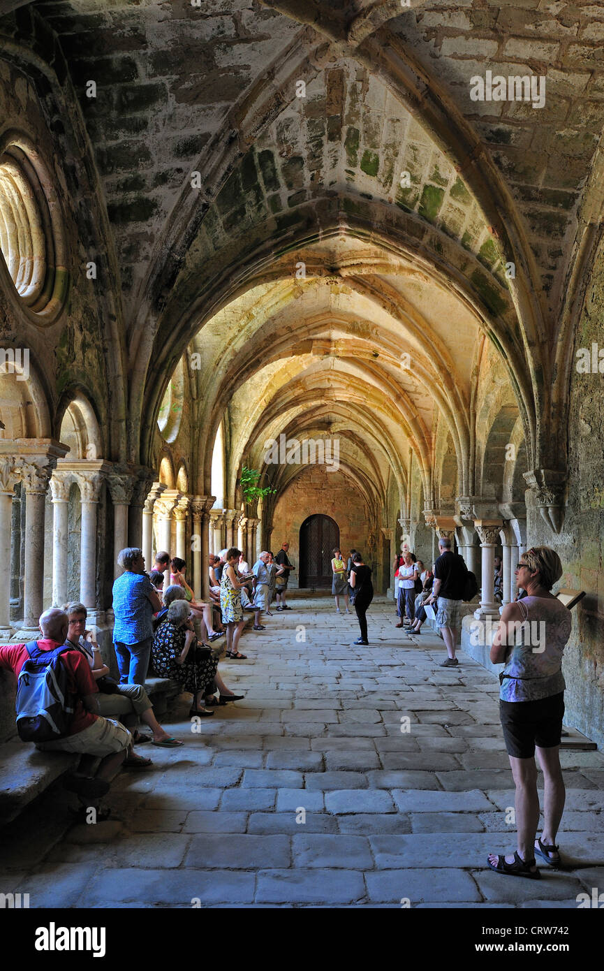 Touristen besuchen Kreuzgang an die Abbaye Sainte-Marie de Fontfroide Chiemsee, Zisterzienserkloster im Languedoc, Pyrenäen, Frankreich Stockfoto