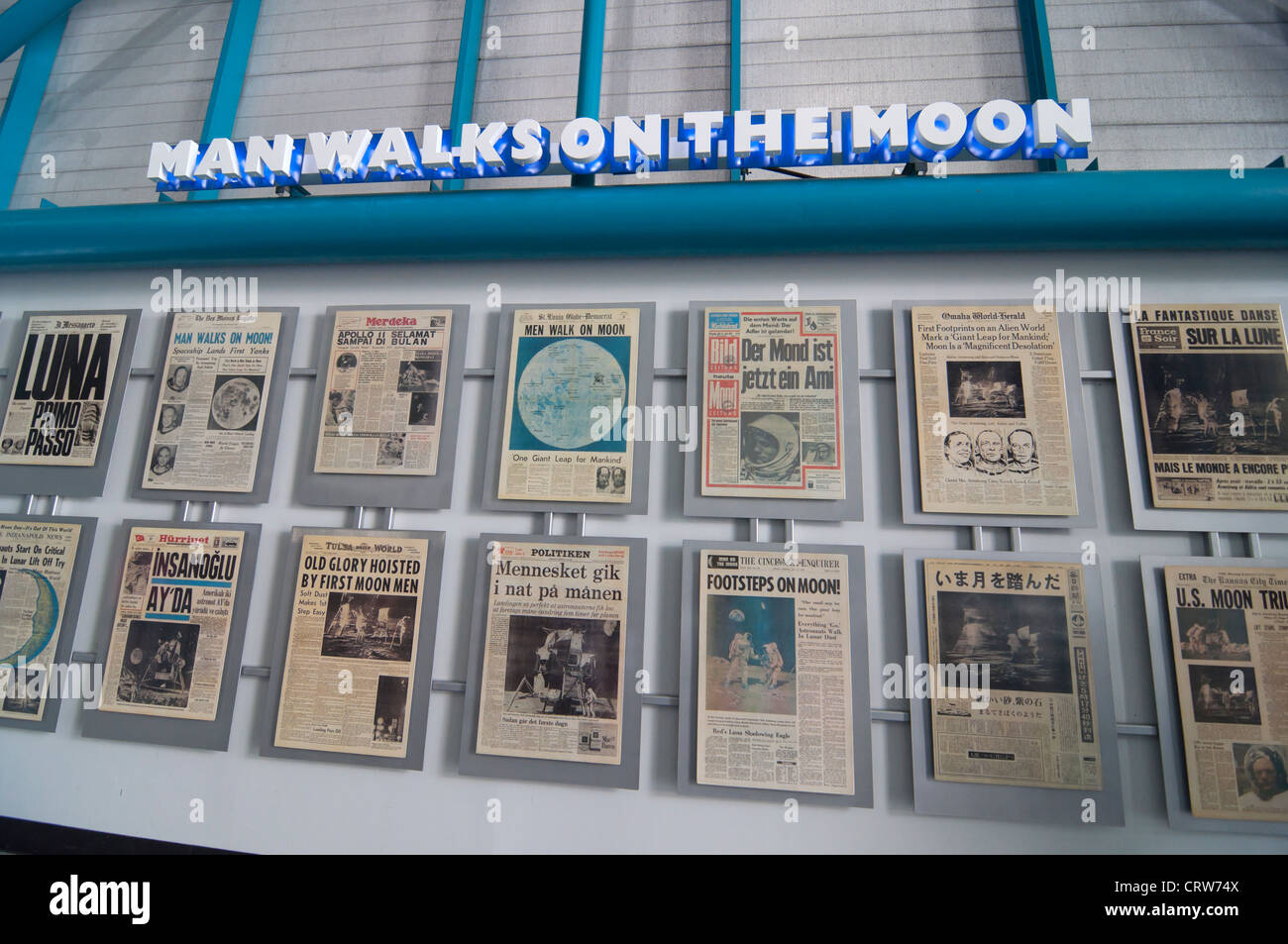 Kennedy Space Center auf Merritt Island Florida in der Apollo/Saturn V Center.  Mond zu Fuß Schlagzeilen von Zeitungen weltweit Stockfoto