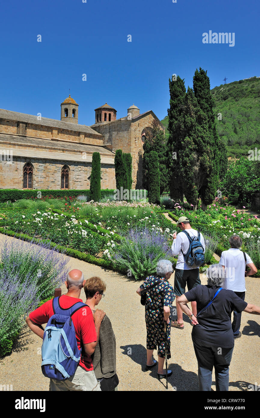 Touristen im Rosengarten der Abtei Abbaye Sainte-Marie de Fontfroide, Zisterzienserkloster im Languedoc, Pyrenäen, Frankreich Stockfoto
