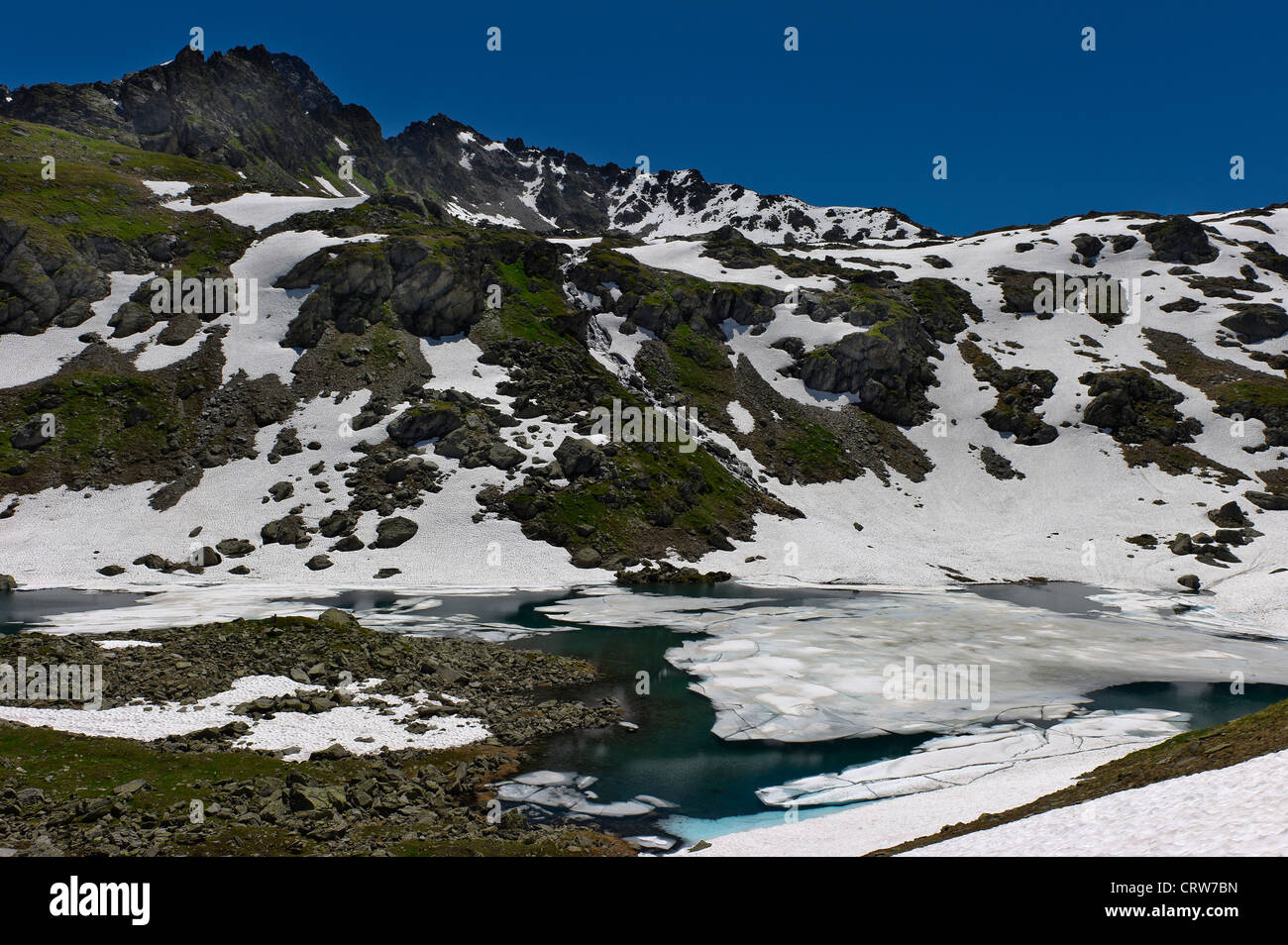 Schneeschmelze in den Bellacomba See, Aostatal, Italien Stockfoto