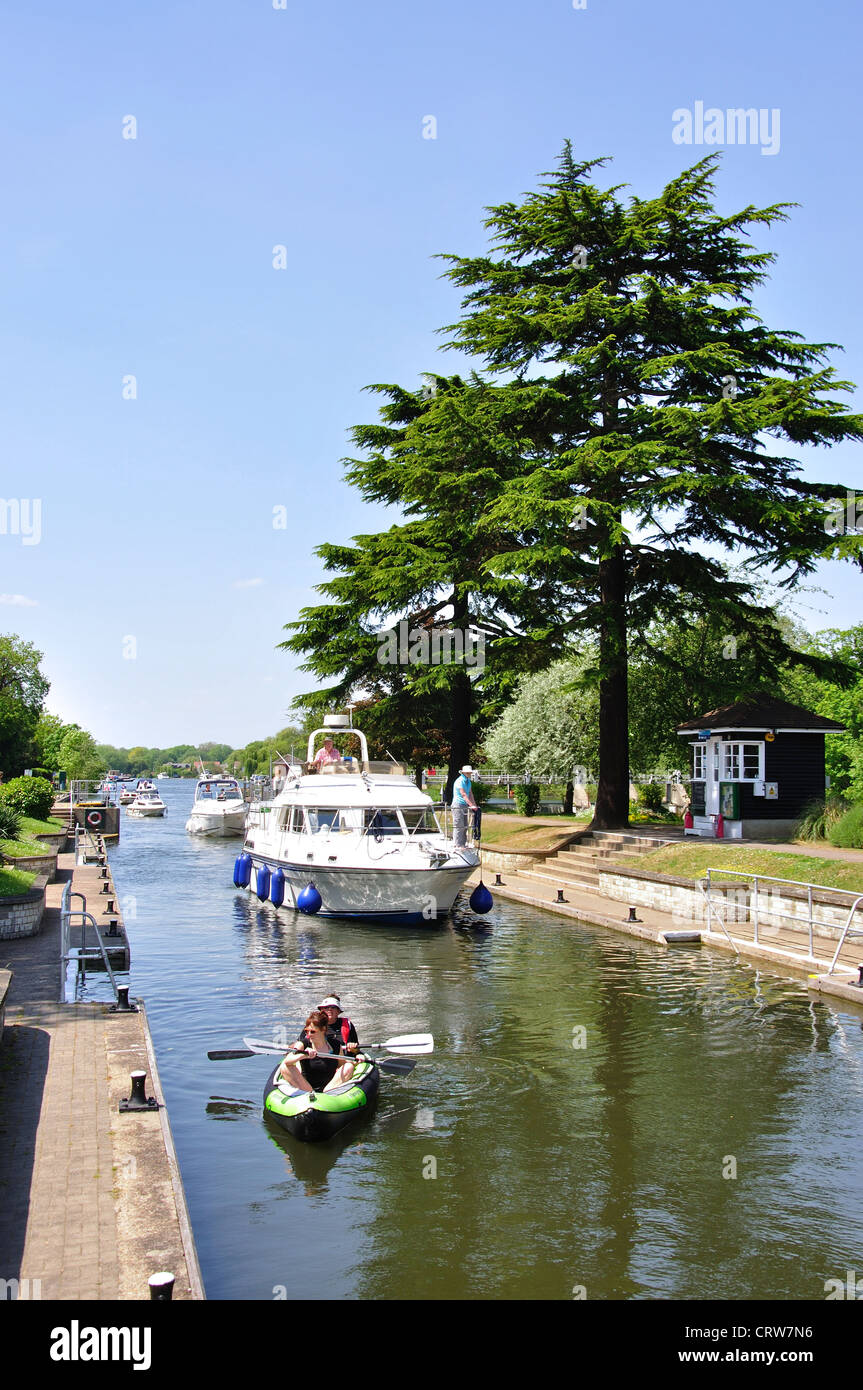 Bell Weir Lock, Runnymede, Surrey, England, Vereinigtes Königreich Stockfoto