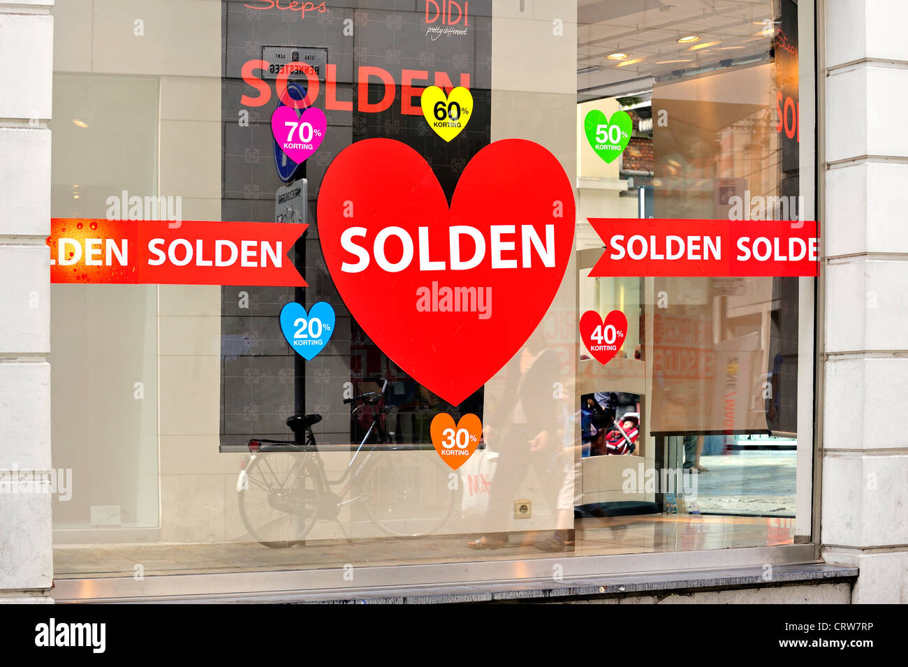Rabatt Anzeichen Abzüge in leere Schaufenster des ausverkauften Store während der Sommerschlussverkauf in Einkaufsstraße Stockfoto