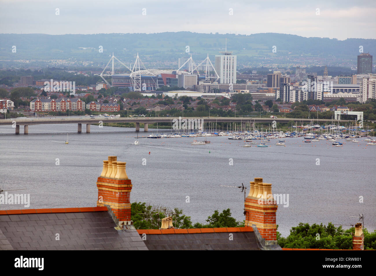 Das Millennium Stadium, der A4232 Straße in Cardiff Bay von Penarth, South Wales gesehen Stockfoto