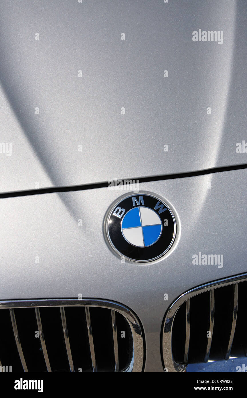 BMW Logo auf Auto Motorhaube, High Street, Ascot, Berkshire, England, Vereinigtes Königreich Stockfoto