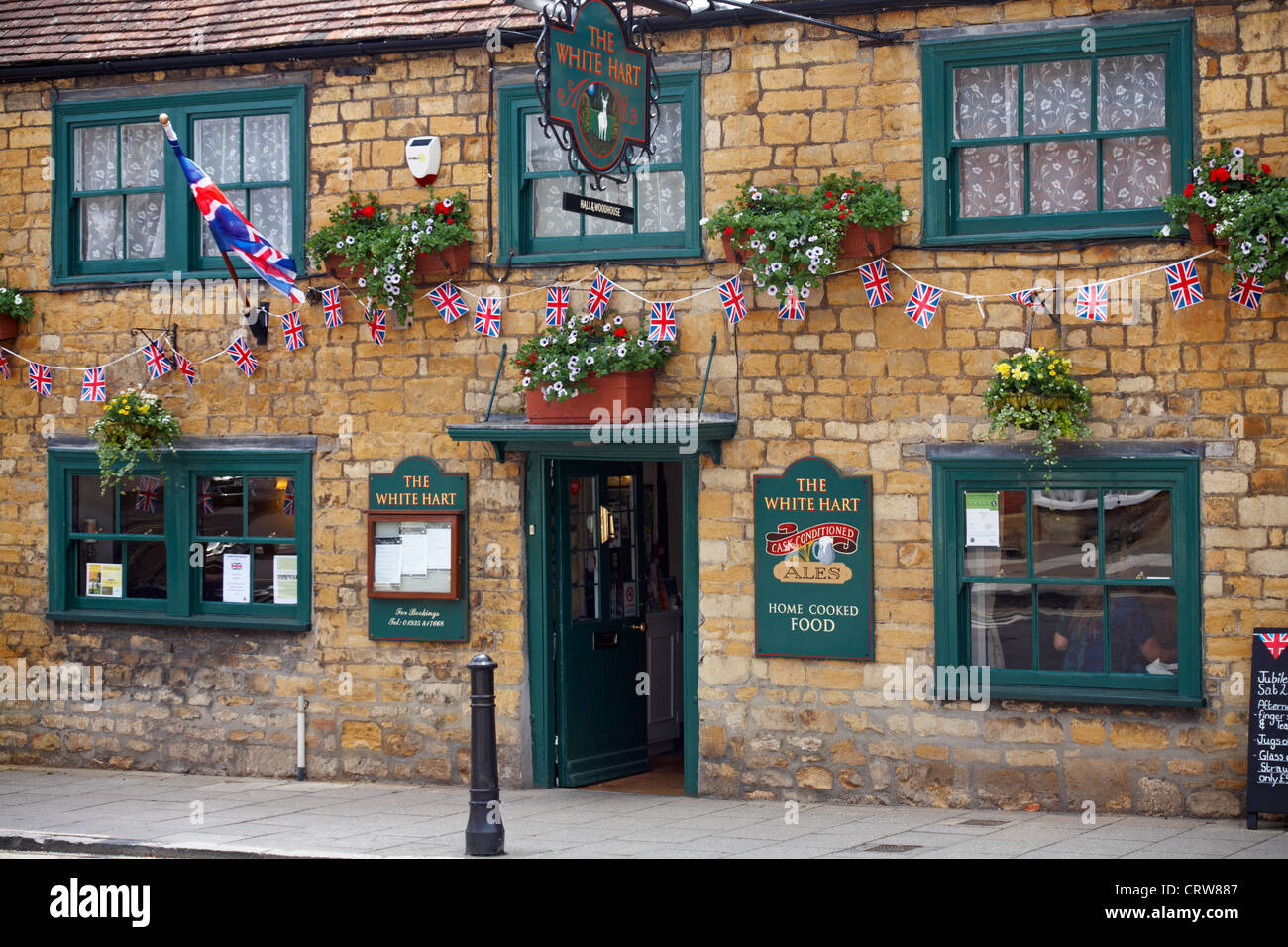 The White Hart Hall & Woodhouse Pub in Cheap Street, Sherborne, Dorset UK im Juni Stockfoto