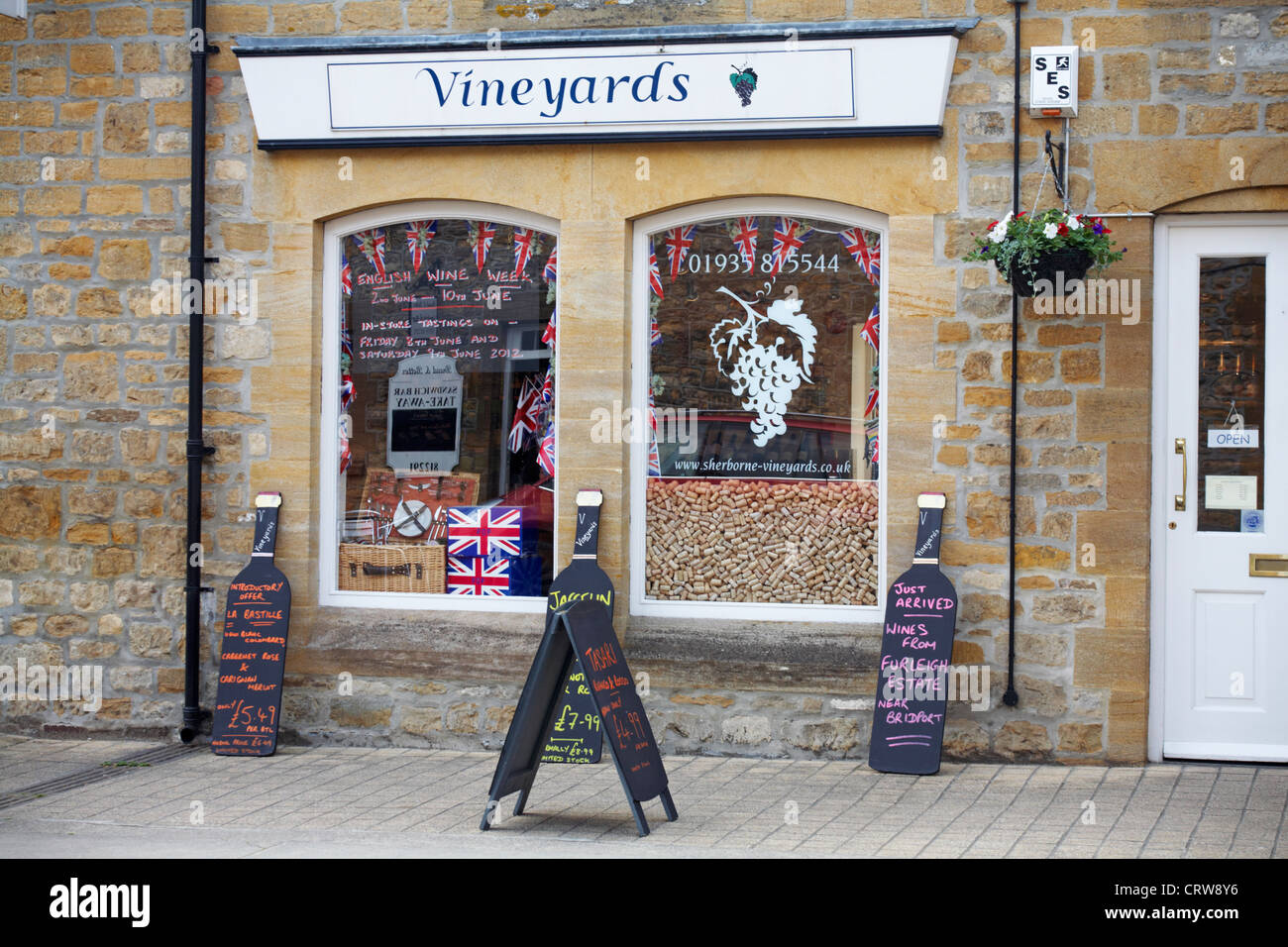 Weinberge Wein-Shop in Sherborne, Dorset im Juni Stockfoto