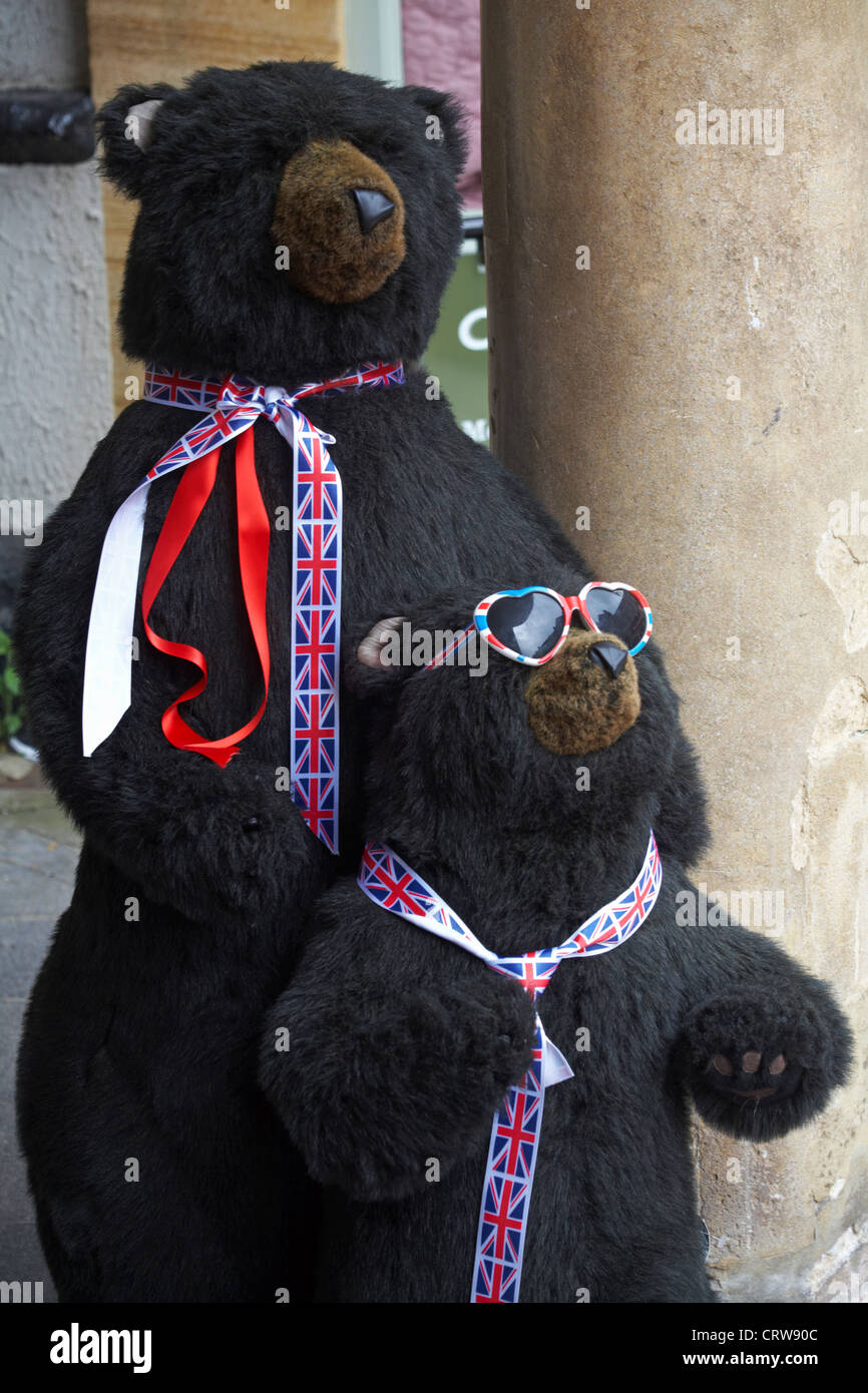 Erwachsene und junge schwarze Teddybären mit Union Jack Verbindungen Stand außen Shop in Sherborne, Dorset im Juni Stockfoto