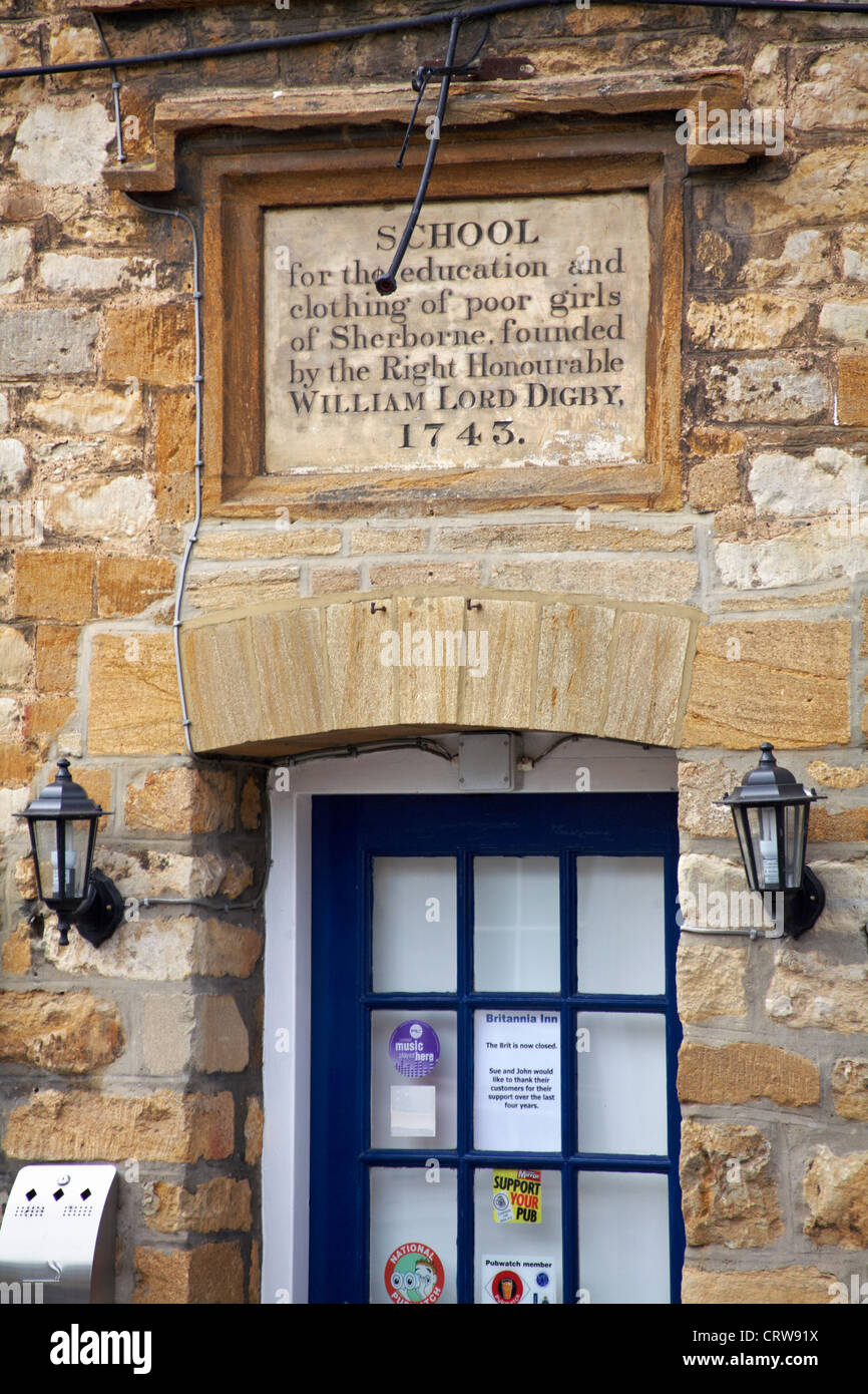 Stein Inschrift über dem Eingang von der Britannia Pub, der Brite ist jetzt in Sherborne, Dorset im Juni geschlossen. Stockfoto