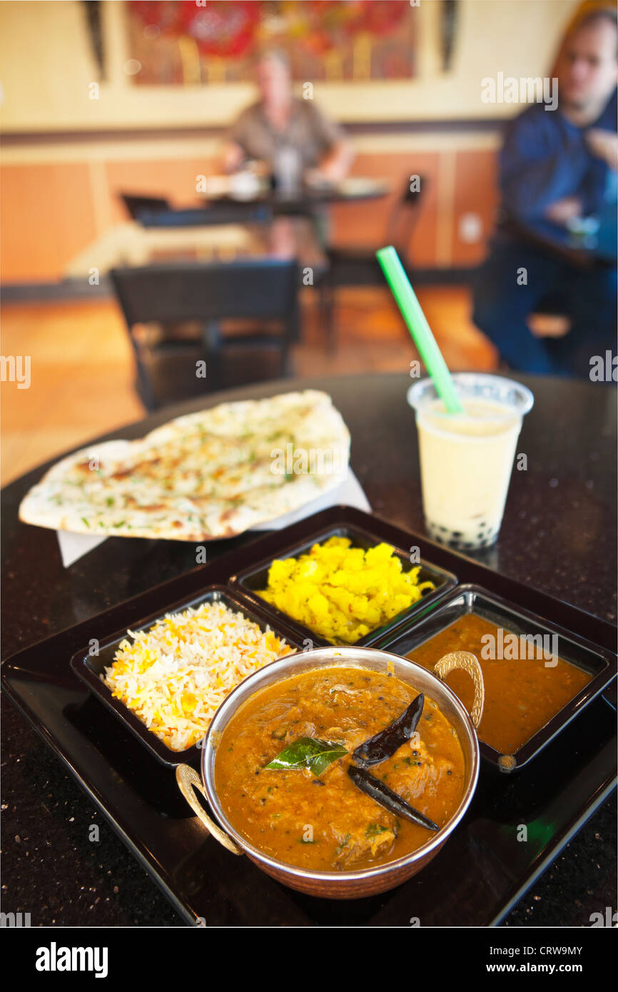Kokosnuss und Curry geschnürt Chicken Chetinadu mit Boba Tee und Naan, Indien Clubrestaurant, Goleta, Kalifornien Stockfoto