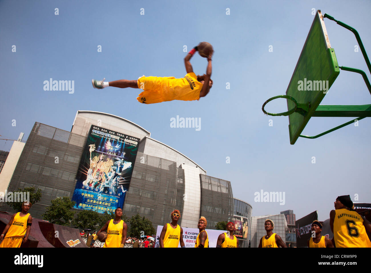 Basketball-Tricks-Team führen ihre Slam-Dunk-Trick, fliegen durch die Luft im Happy Valley Vergnügungen Park, Peking, China. Stockfoto