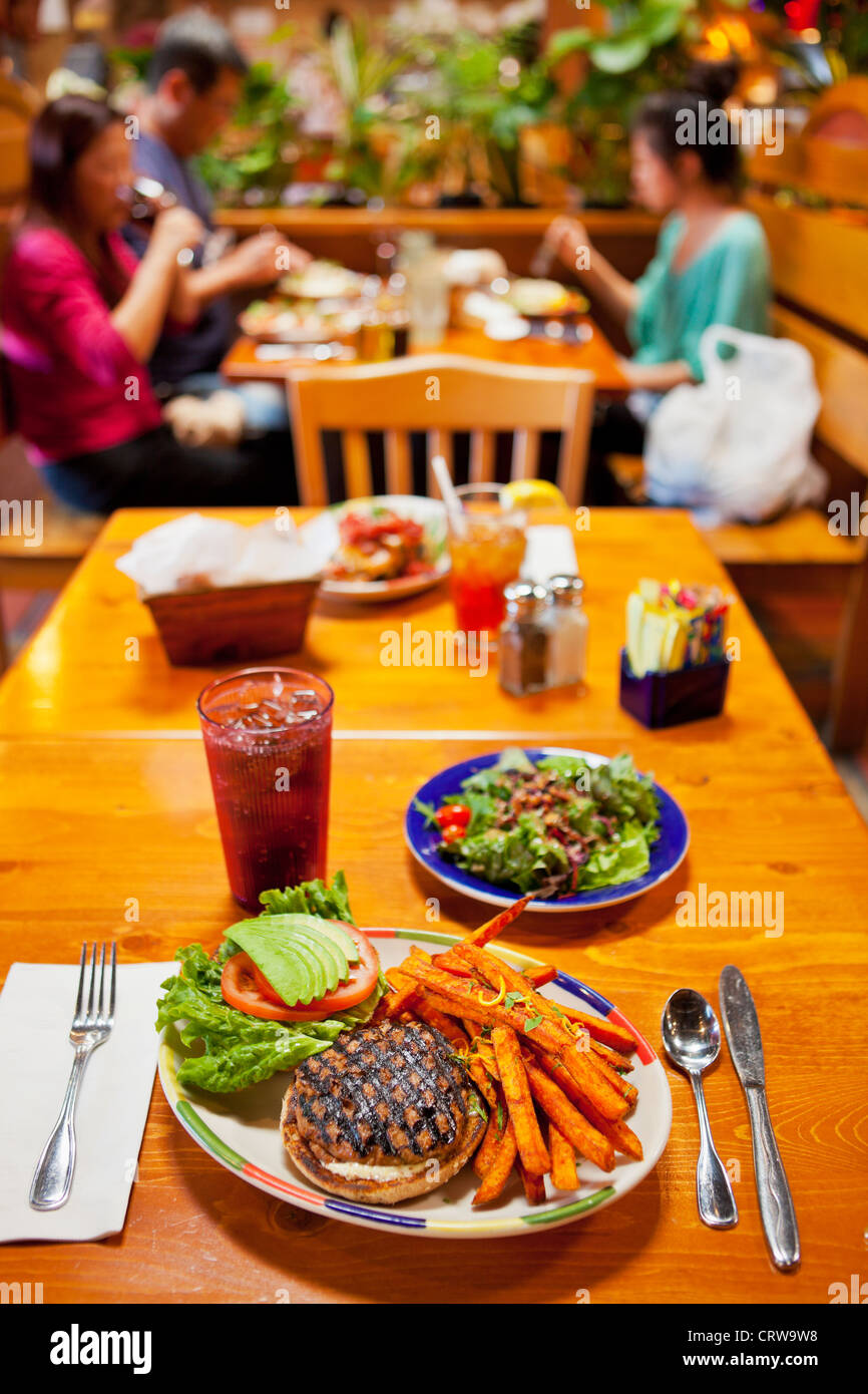 Truthahn-Burger mit Süßkartoffel-Pommes und eine Cola, Big Sky-Cafe, San Luis Obispo, California, Vereinigte Staaten von Amerika Stockfoto