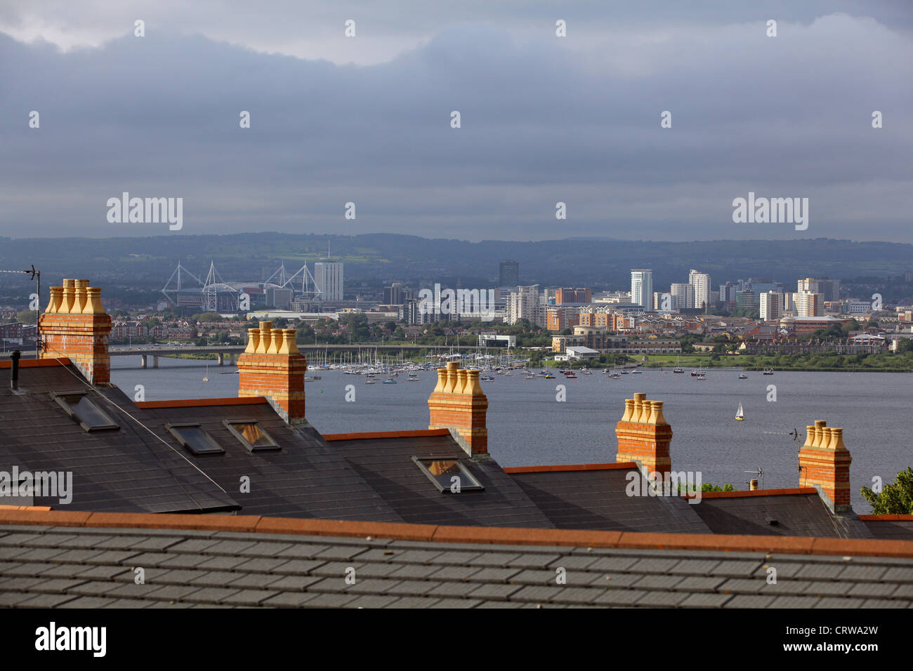 Millennium Stadium und Cardiff Bay als über Schornsteine in Penarth, Vale of Glamorgan in Wales gesehen Stockfoto