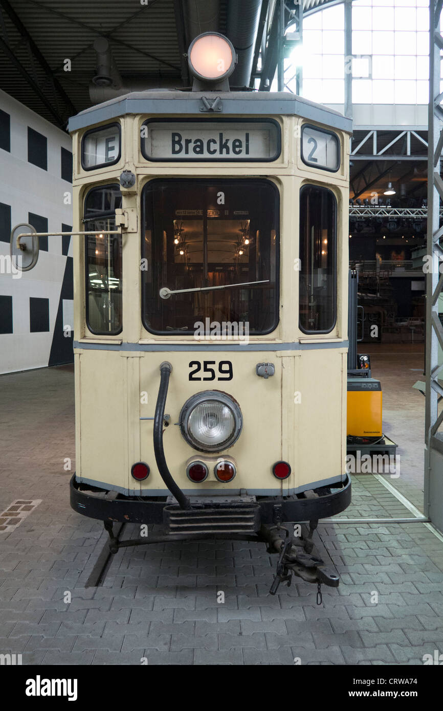 Straßenbahn-Ausstellung im Deutschen Arbeitsschutzausstellung DASA oder deutsches Museum von Arbeitssicherheit und Gesundheitsschutz in Dortmund Deutschland Stockfoto