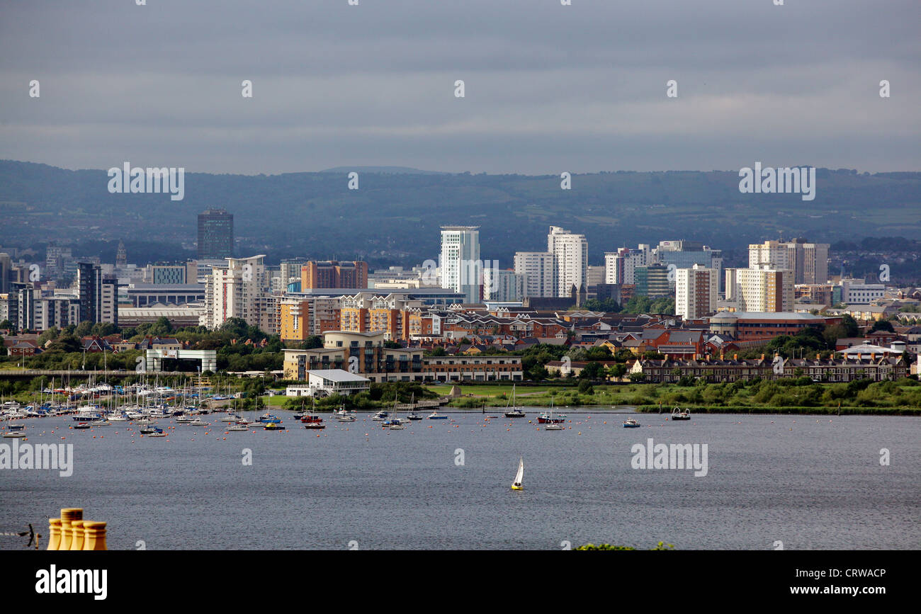 Skyline von Gebäuden in Cardiff Bay von Penarth, South Wales gesehen Stockfoto
