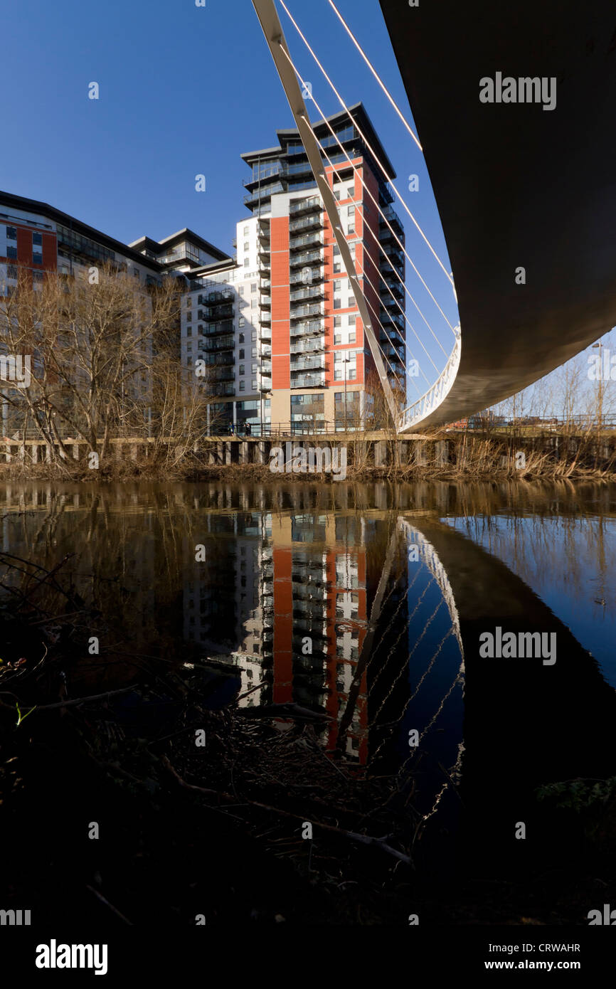 Whitehall Fußgängerbrücke über den Fluss Aire, südlich von Leeds Bahnhof. Stockfoto
