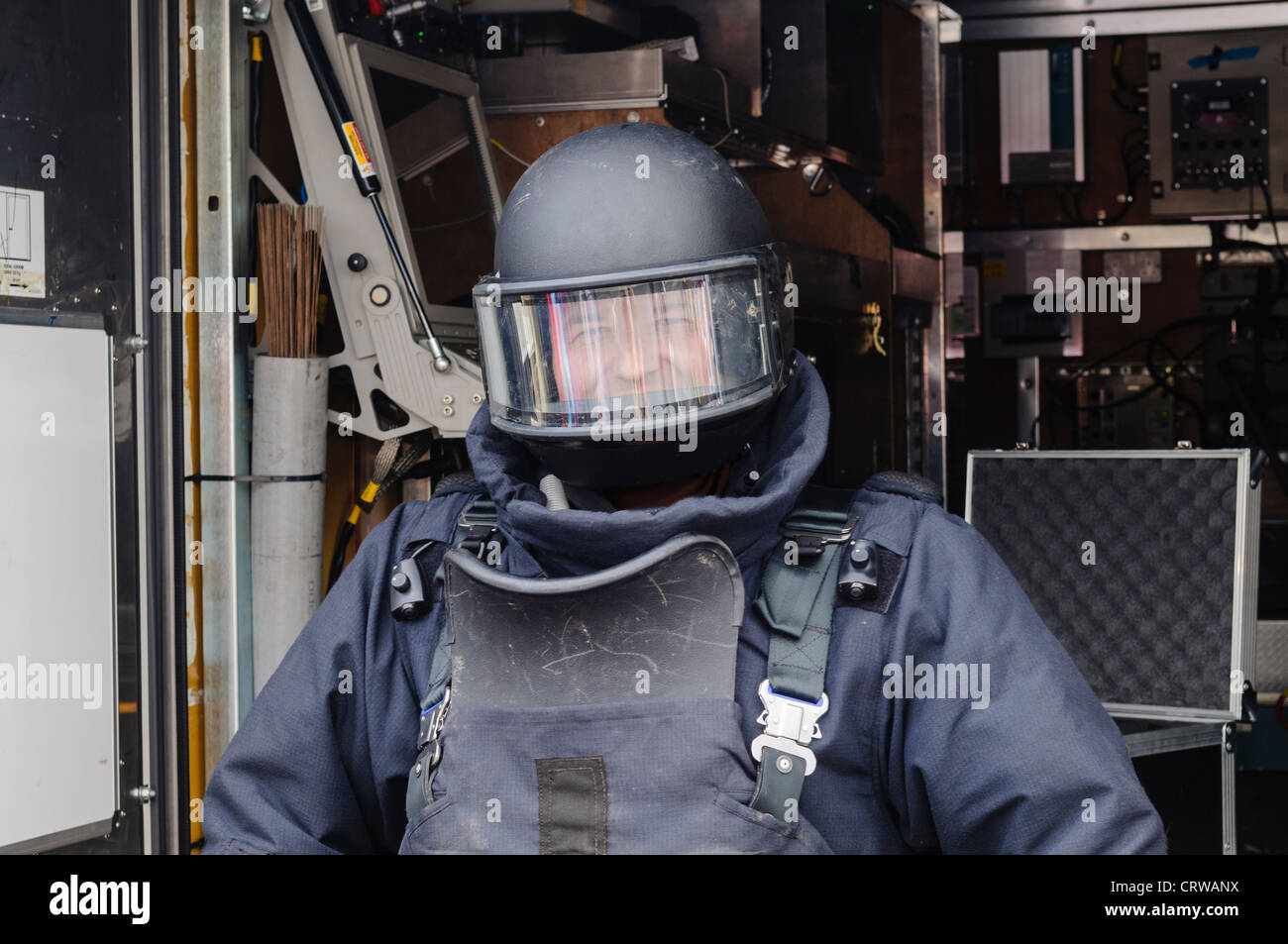 Mann, bombensicher Anzug und Helm wie von Bomb Squad ATOs verwendet. Stockfoto