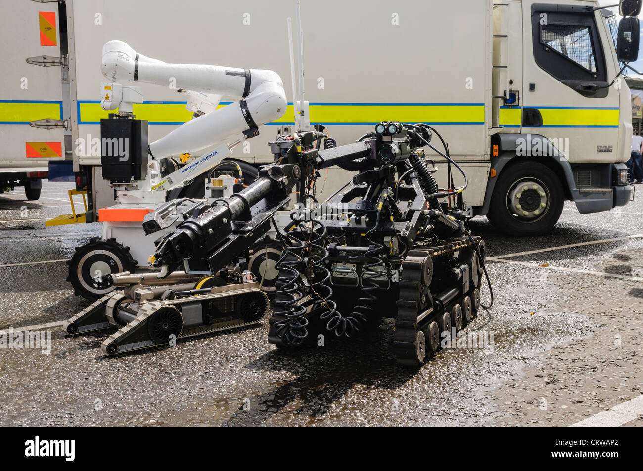Northrop Grumman Andros Remotec Entermesser und ältere Schubkarre ferngesteuerte Roboter für Bombenentschärfung Stockfoto