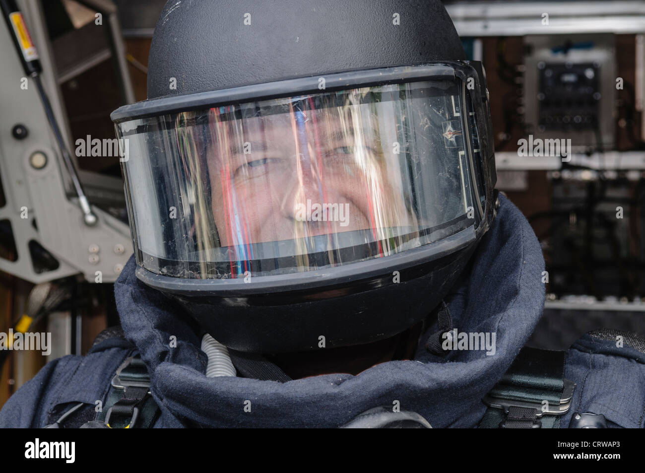 Mann, bombensicher Anzug und Helm wie von Bomb Squad ATOs verwendet. Stockfoto