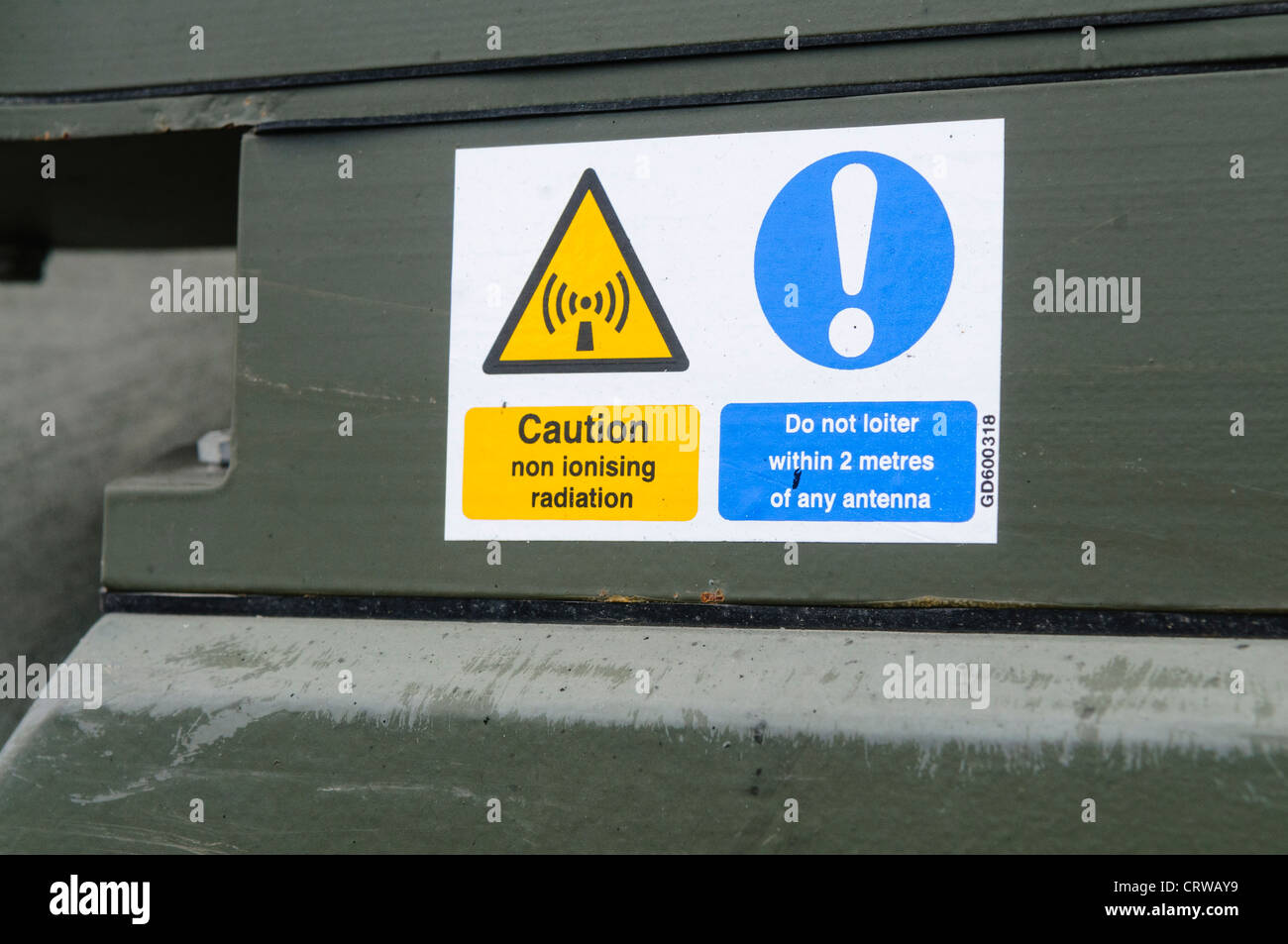 Melden Sie sich auf ein Militärfahrzeug "Vorsicht nichtionisierende Strahlung. Im Umkreis von 2 m von jeder Antenne nicht bummeln " Stockfoto