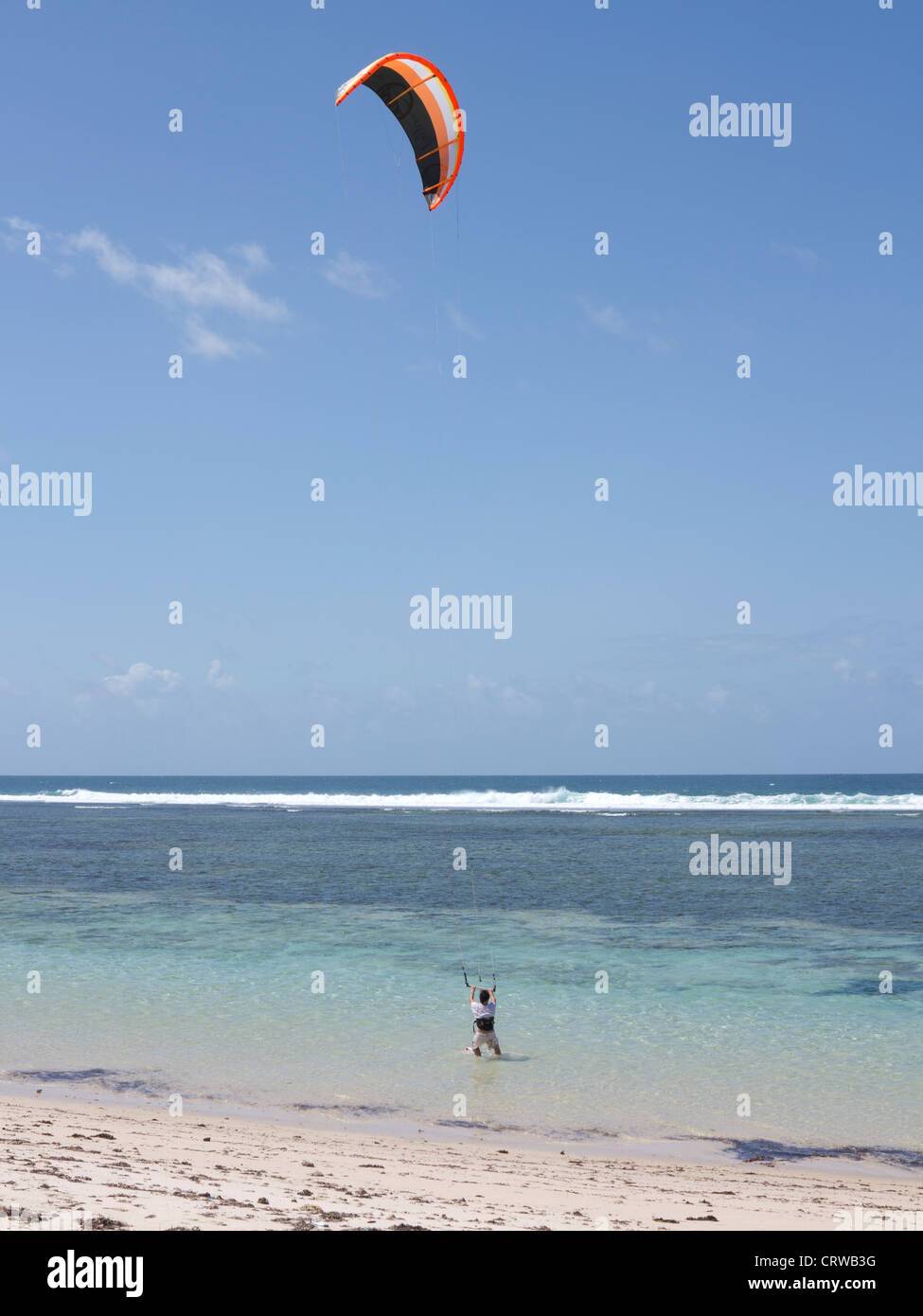 Touristischen Windsurfen am Strand von Tiwi, auf der Küste des Indischen Ozeans, Kenia Stockfoto