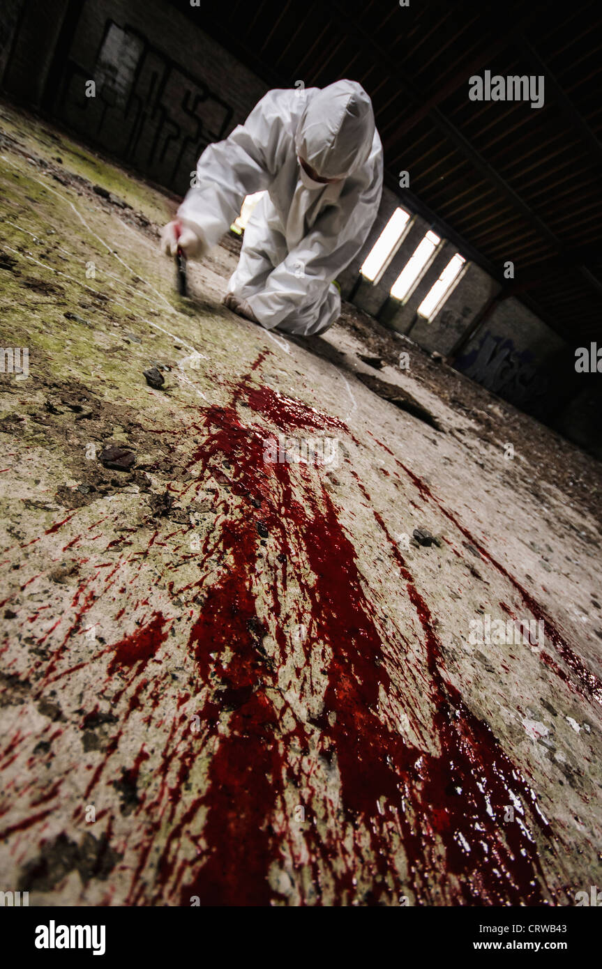Tatort Offizier in einem Overall (SoCO) Sammlung von Beweisen bei einer Mordszene Stockfoto