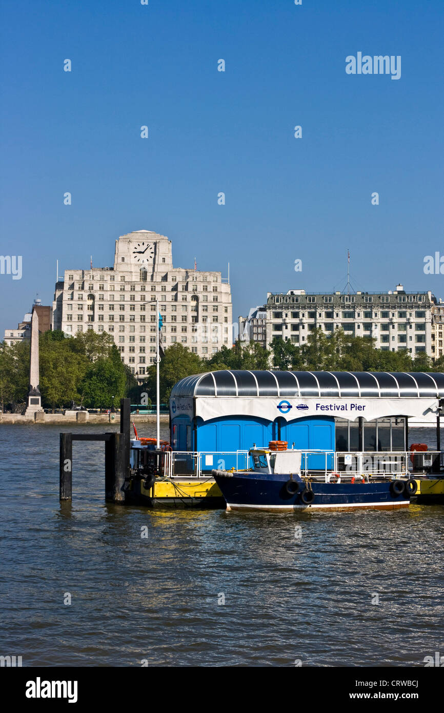 Festival Pier Riverboat terminal auf der Themse mit Klasse 2 aufgeführten Art-Deco-Shell Mex Haus im Hintergrund South Bank London Stockfoto