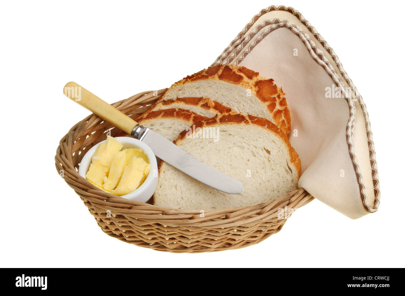 Brotscheiben in einen Korb mit einem Messer, Butter und eine Serviette isoliert gegen weiße krustige giraffe Stockfoto