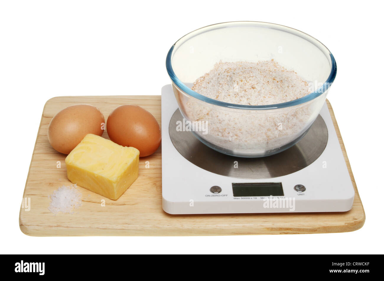 Eiern butter, Salz und Mehl auf eine Waage isoliert gegen weiß Stockfoto