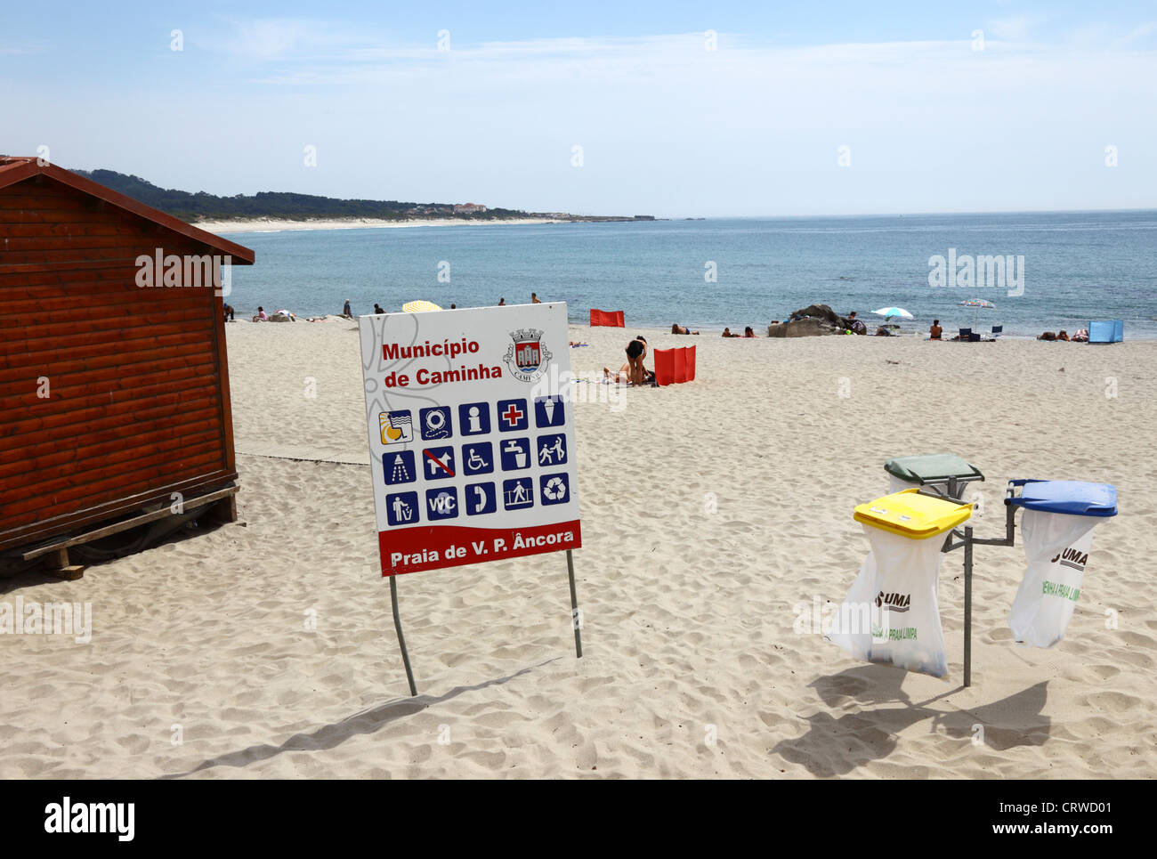 Mülltonnen und Einrichtungen Informationen unterzeichnen am Strand von Vila Praia de Ancora, in der Nähe von Caminha, Provinz Minho, Nordportugal Stockfoto