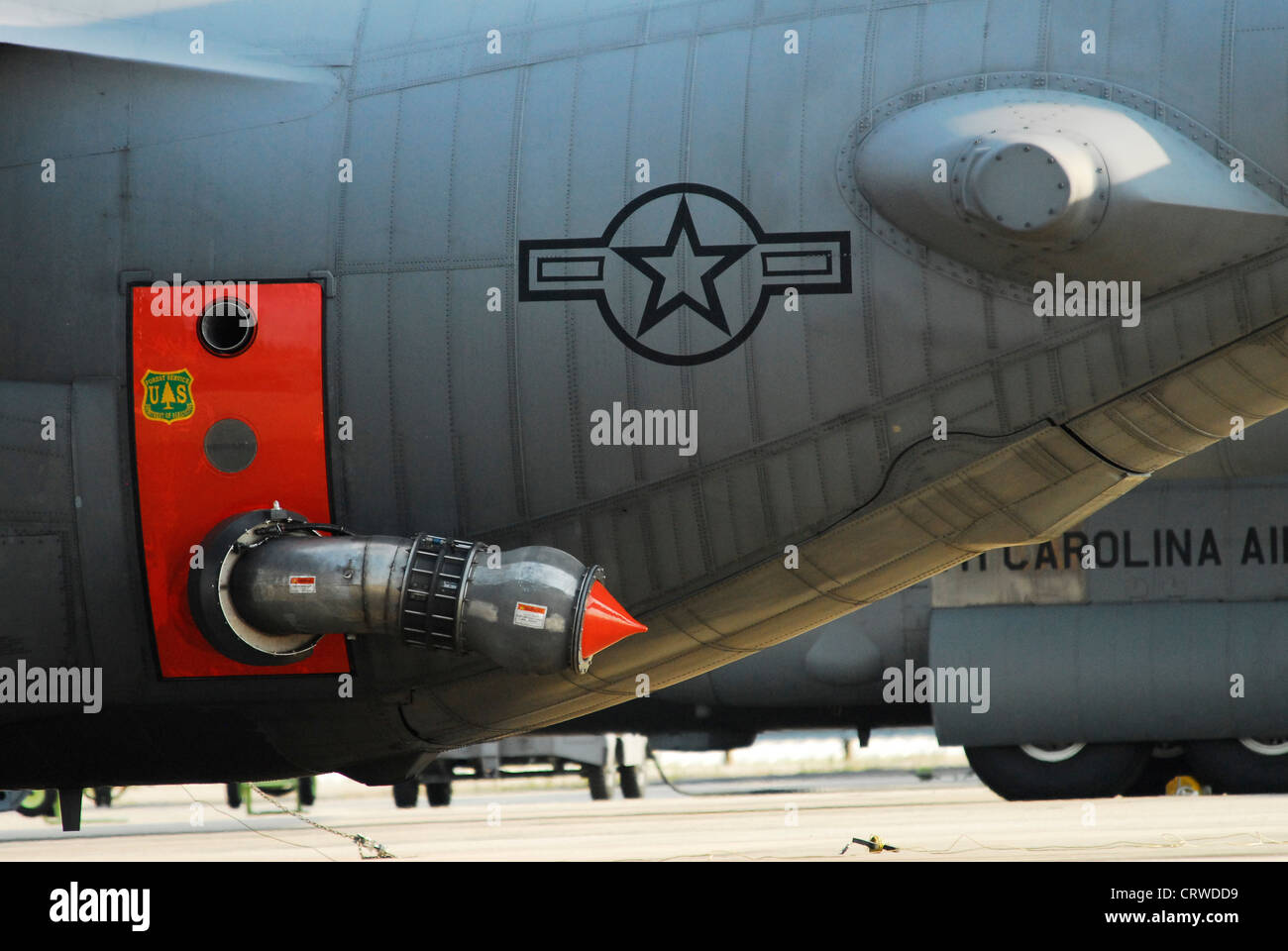 Oberstleutnant Brian Ratchford, MAFFS mission Commander für die 145 Airlift Wing, spricht mit mehreren Reportern vor der Abreise für Peterson Air Force Base, Colo, Feuer im gesamten Rocky Mountain Area können Sie über die Modulare luftgestützten Brandbekämpfung System kämpfen zu unterstützen. Stockfoto