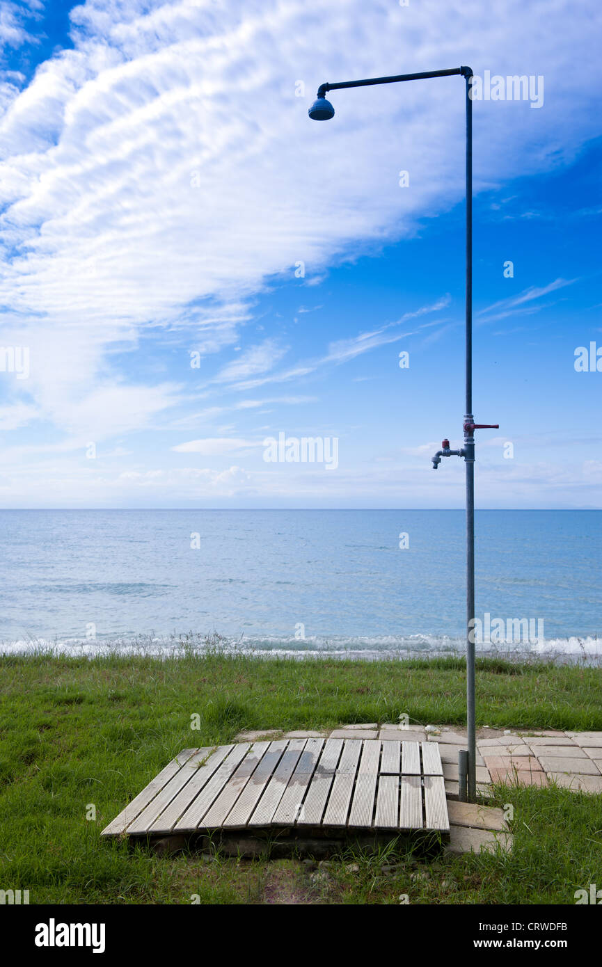 Frischwasserdusche am Meer Stockfoto