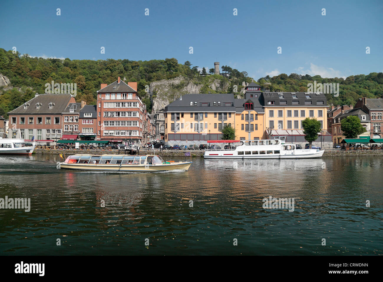 Touristenboot Kreuzfahrt entlang der Maas mit der Stiftskirche von Notre-Dame & Zitadelle hinter Dinant, Namur, Belgien. Stockfoto