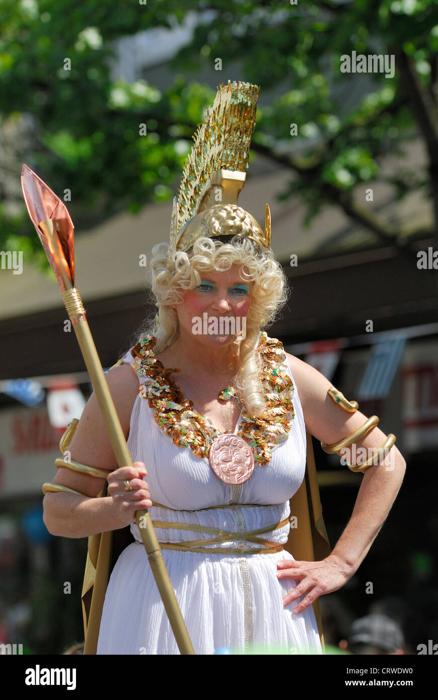 Frau verkleidet als griechische Göttin Athene tagsüber beliebte griechische jährlich in der Innenstadt von Vancouver Stockfoto